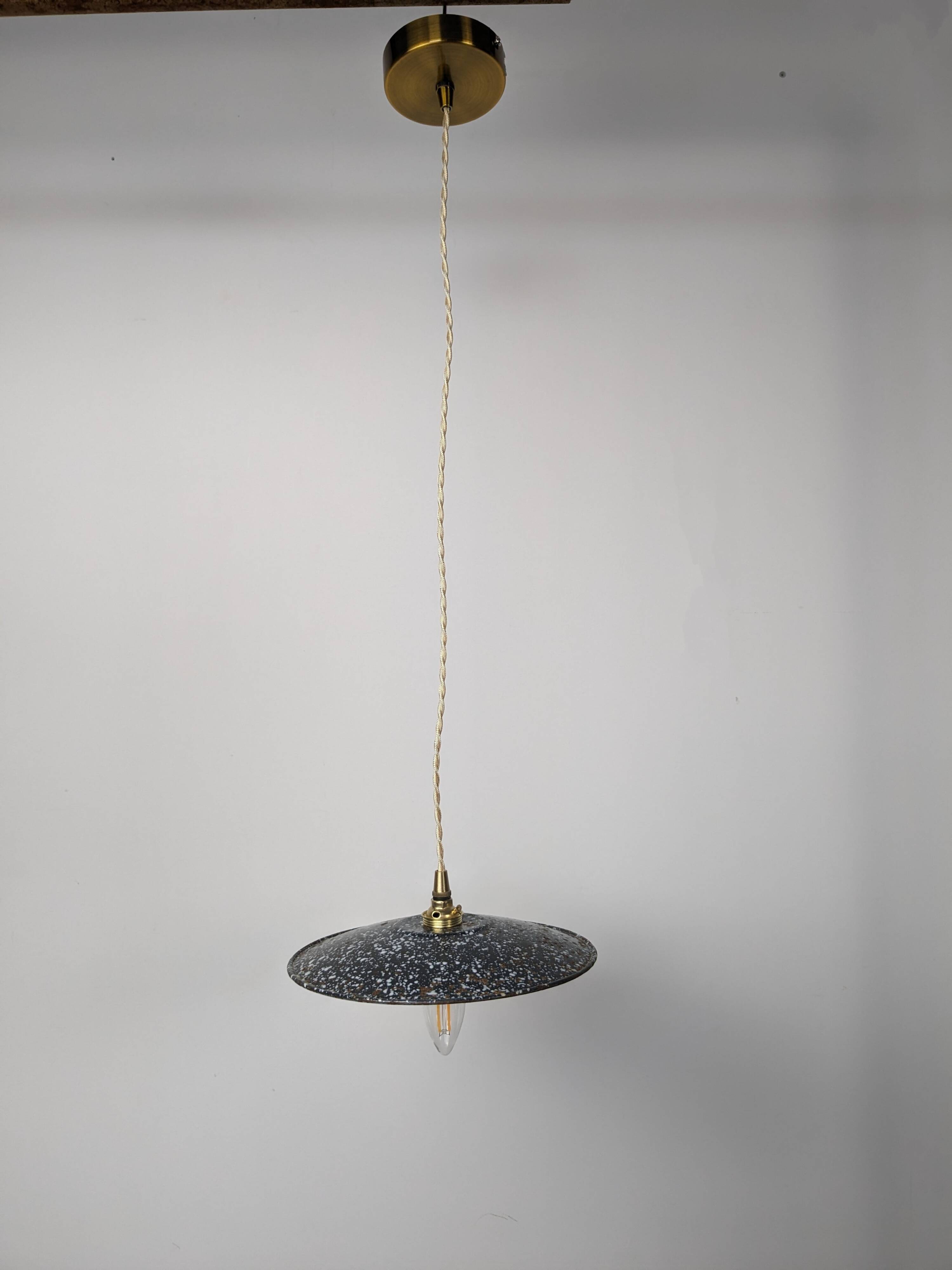 Suspension industrielle vintage en tôle noire à points blancs émaillée