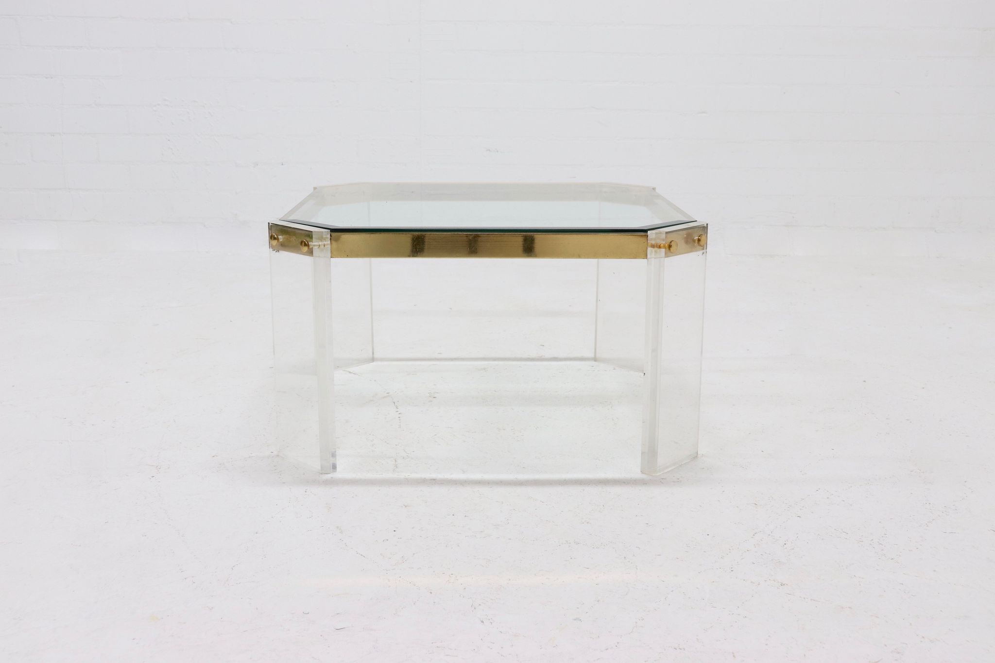 Table basse française en acrylique et verre plaqué or 1970s