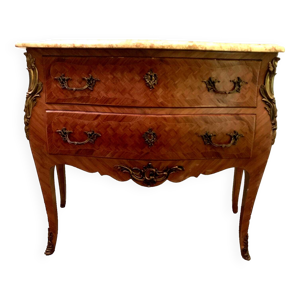 Commode galbée de style