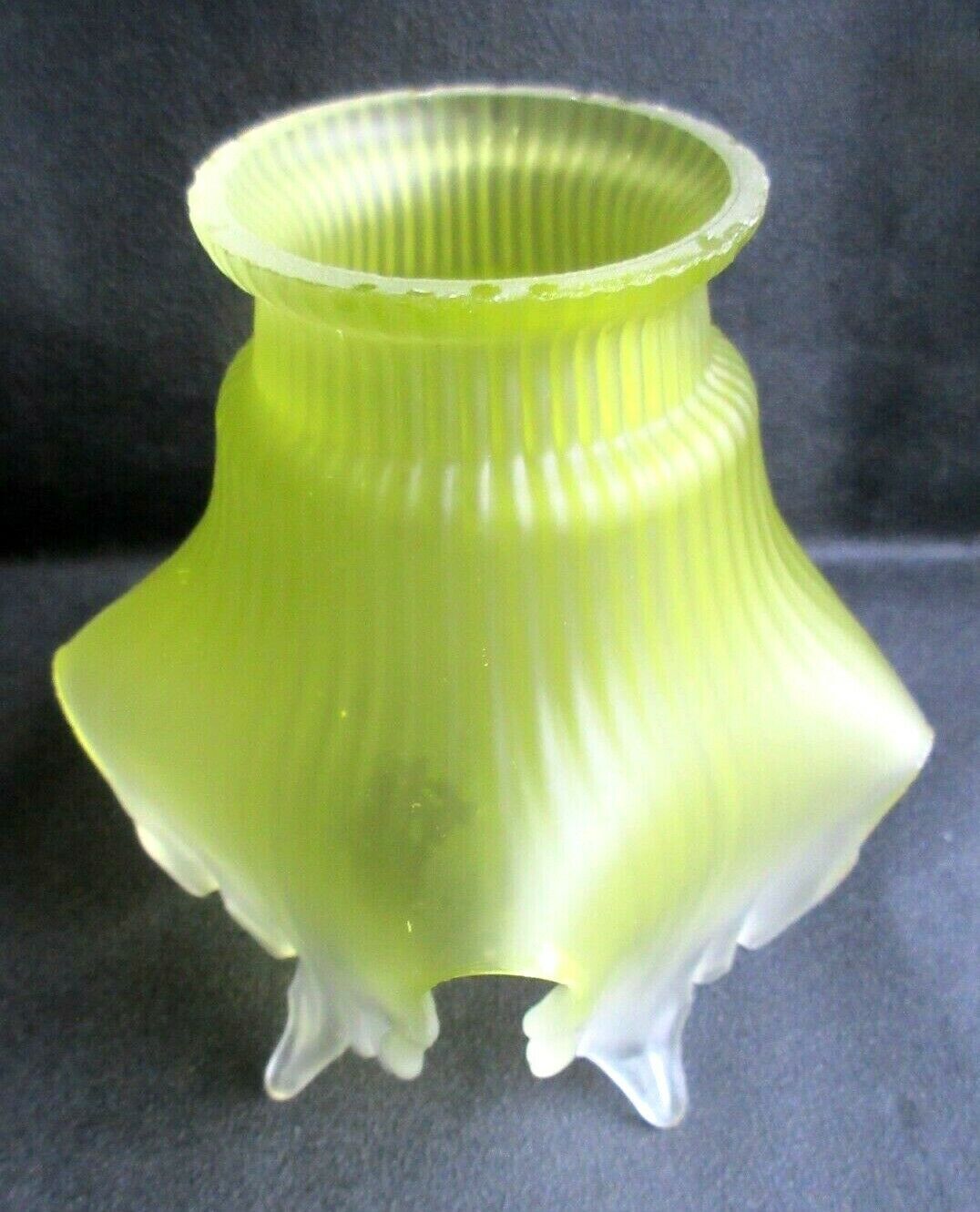 Tulipe à griffe en verre vert anis dégradé, fleur à 5 pétales découpés