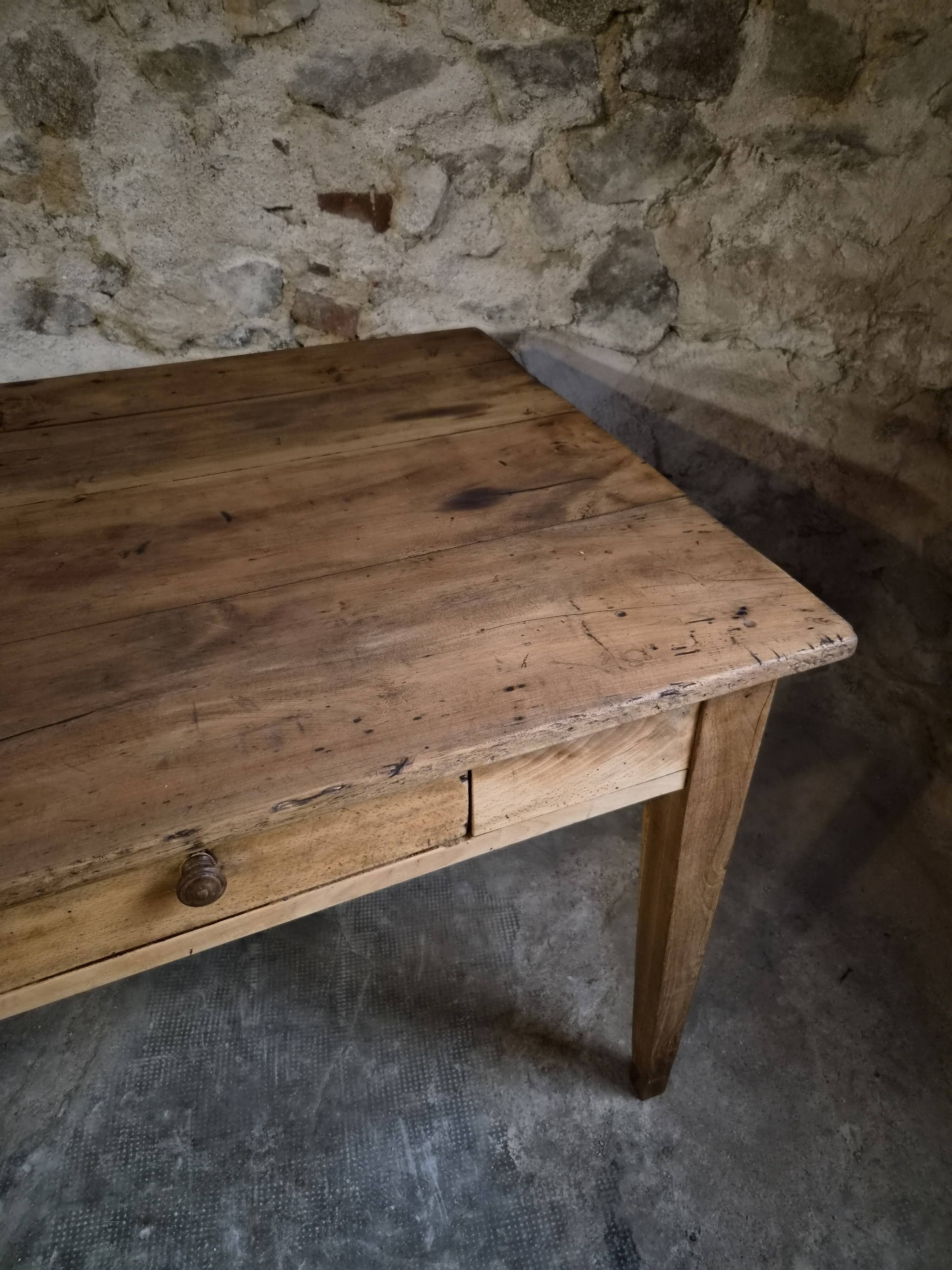 Table à manger rustique de ferme française, deux tiroirs, années 1920–1940