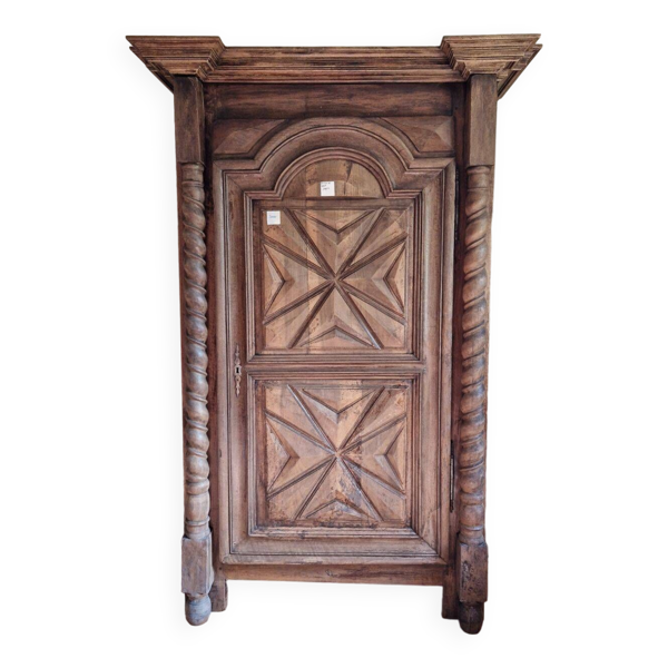 Armoire en noyer du XVIIIe