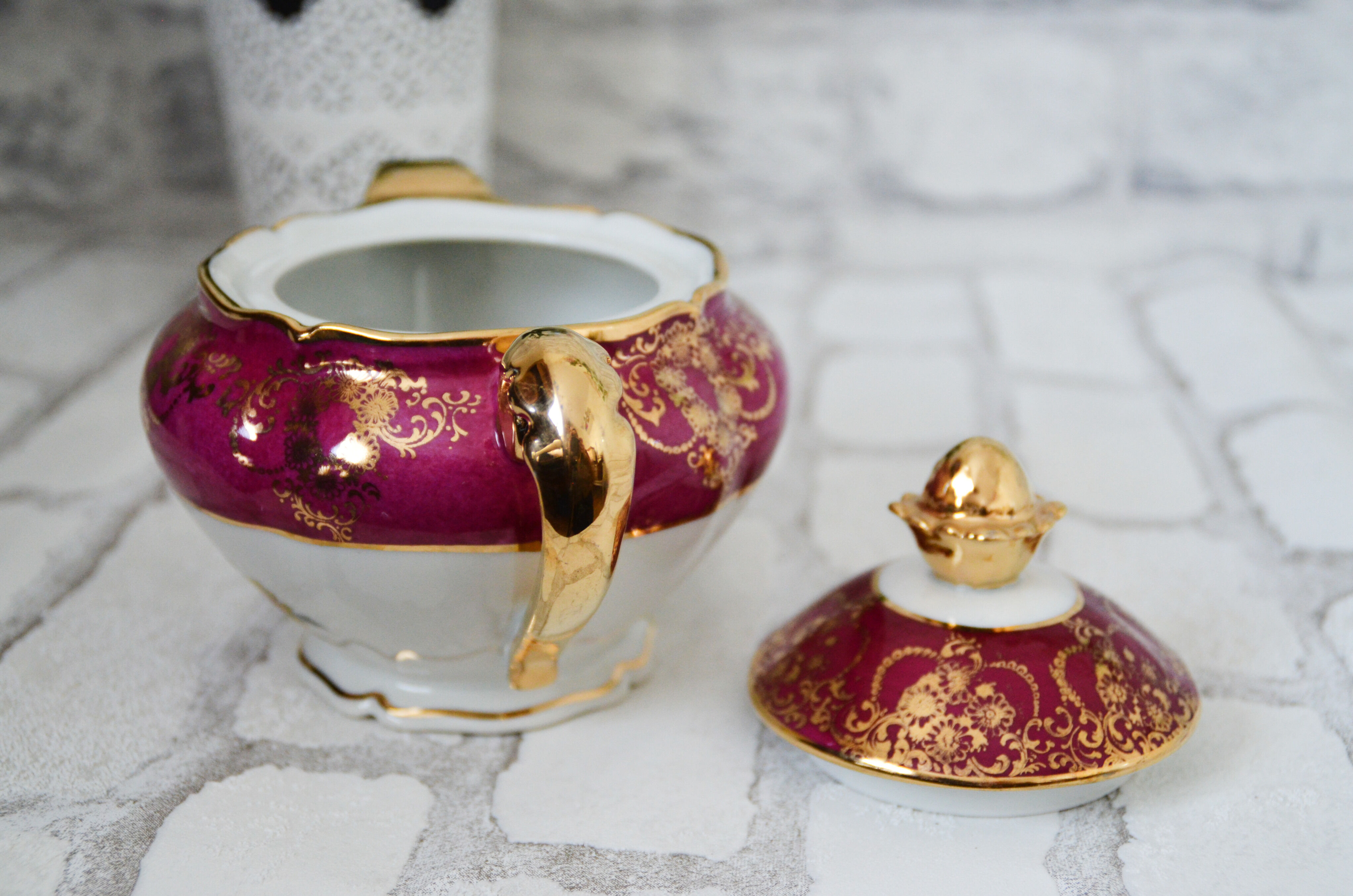 Teapot in Limoges porcelain, burgundy and gold