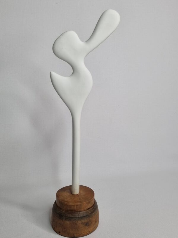 Sculpture d’inspiration biomorphique, sur socle en bois industriel, 37 cm