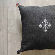 Coussin marocain noir à pompon en coton