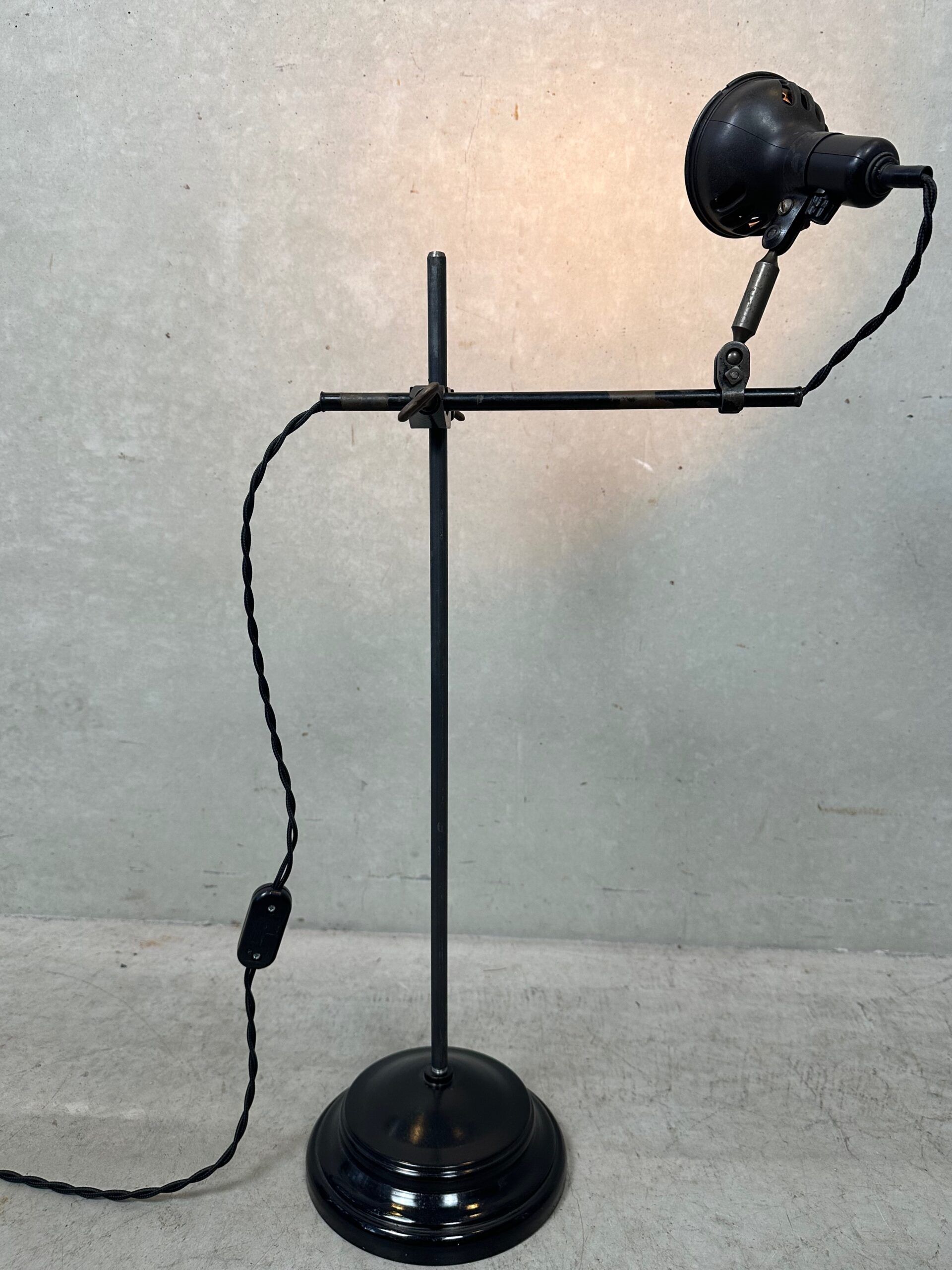Industrial bakelite table lamp – Singer