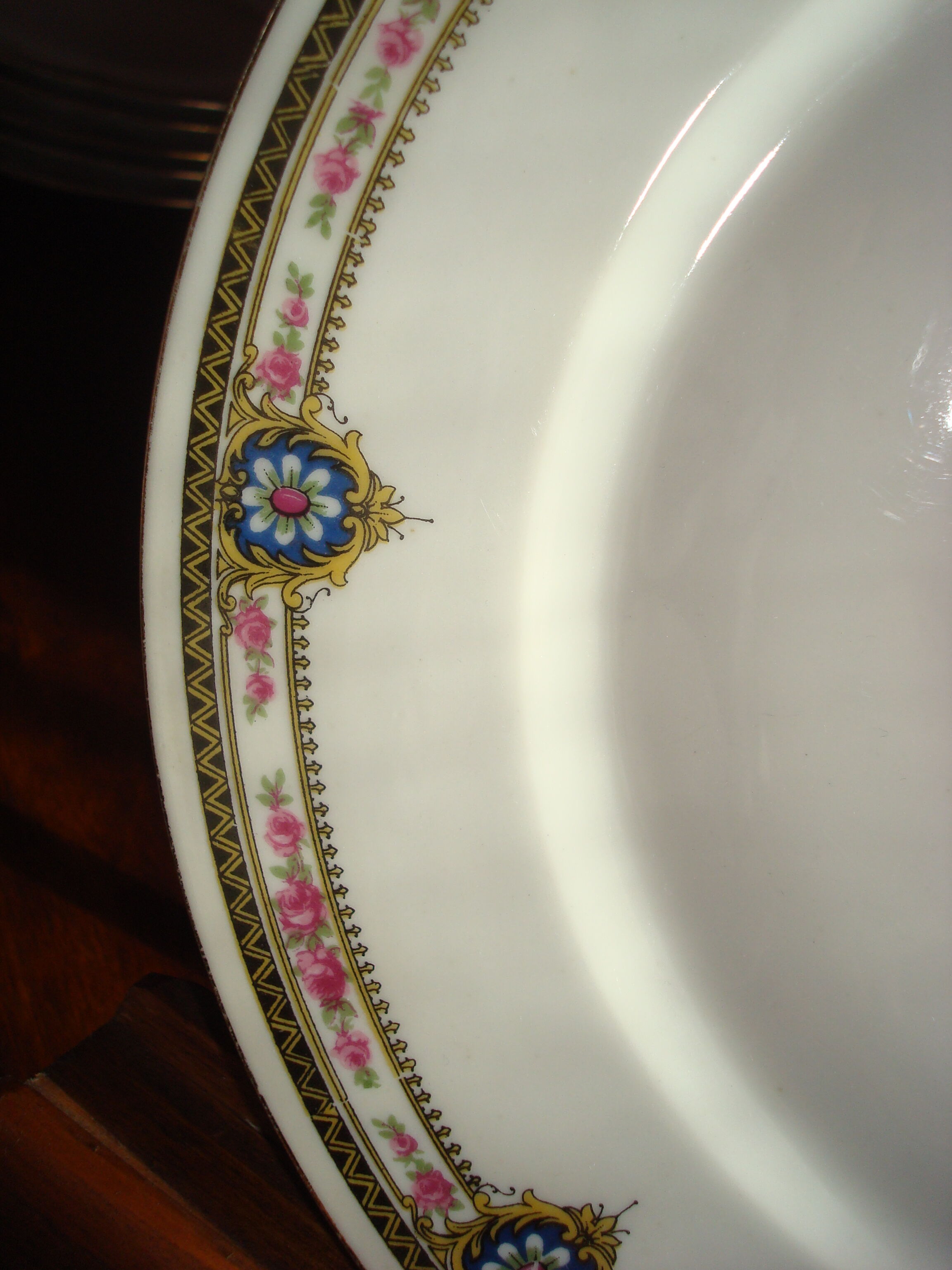 6 flat plates of porcelain "B.F Limoges" garland of roses and geometric frieze, lot 2.