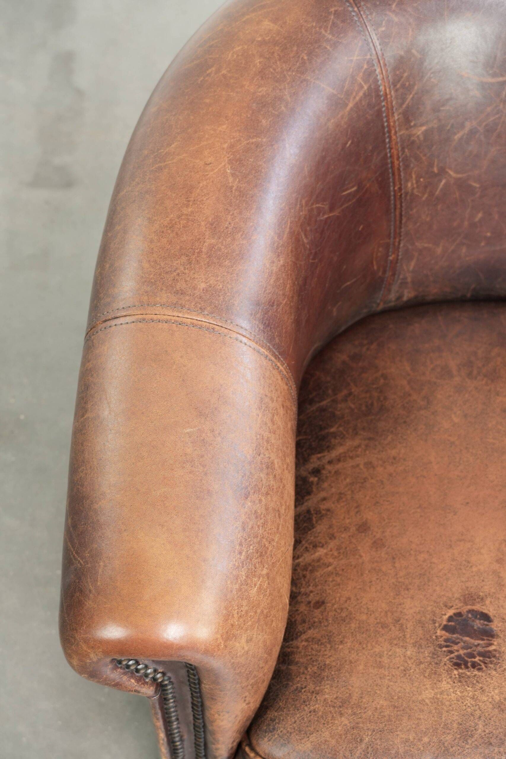 Sheepskin club armchair with patina in a subtle size and a vintage look