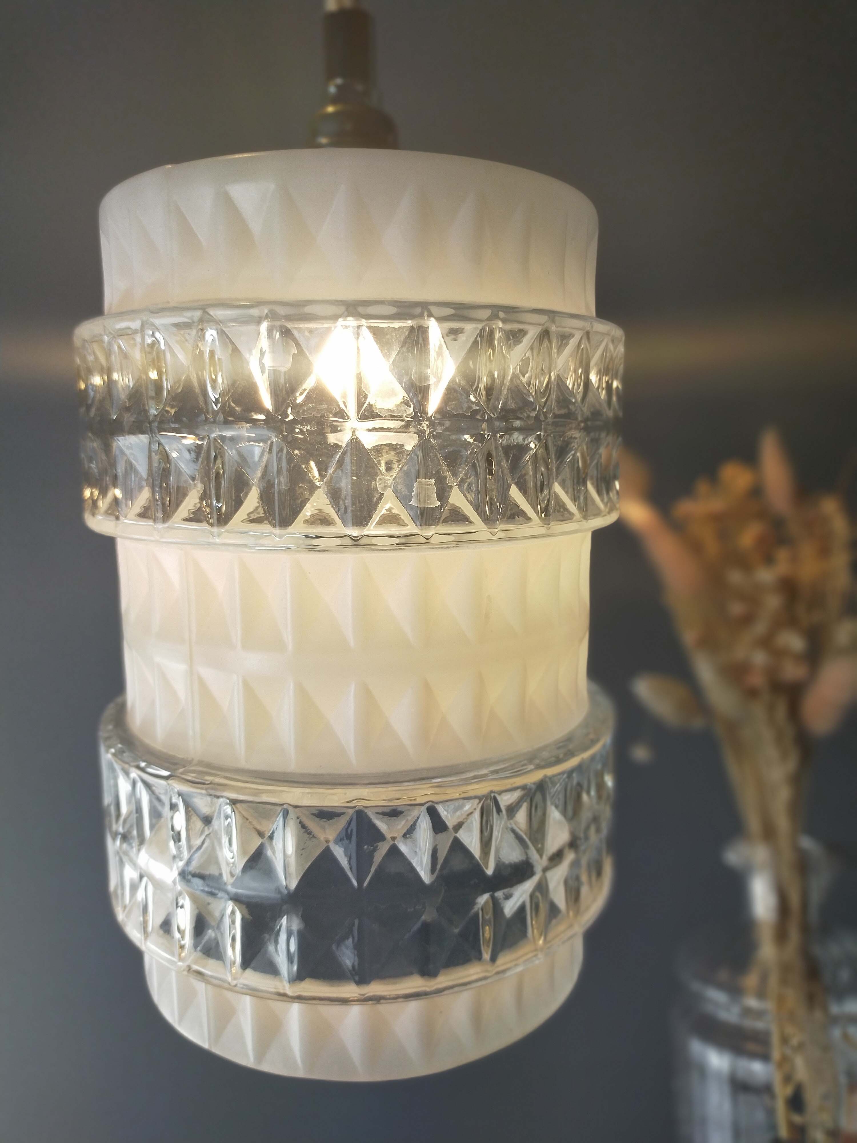 White and transparent glass suspension