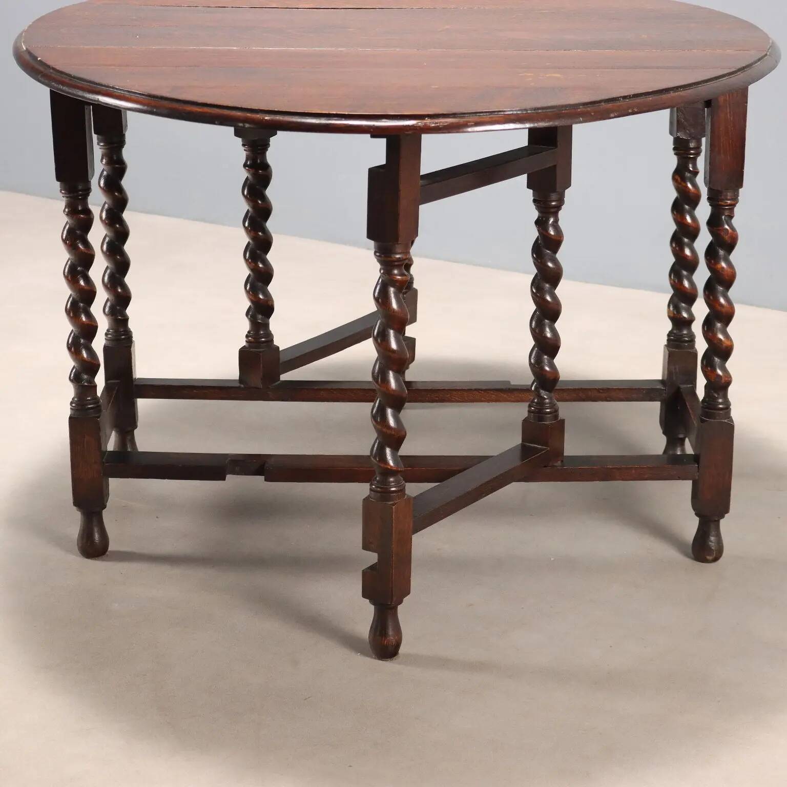 Petite table ancienne en chêne teinté noyer, Angleterre, XIXe siècle