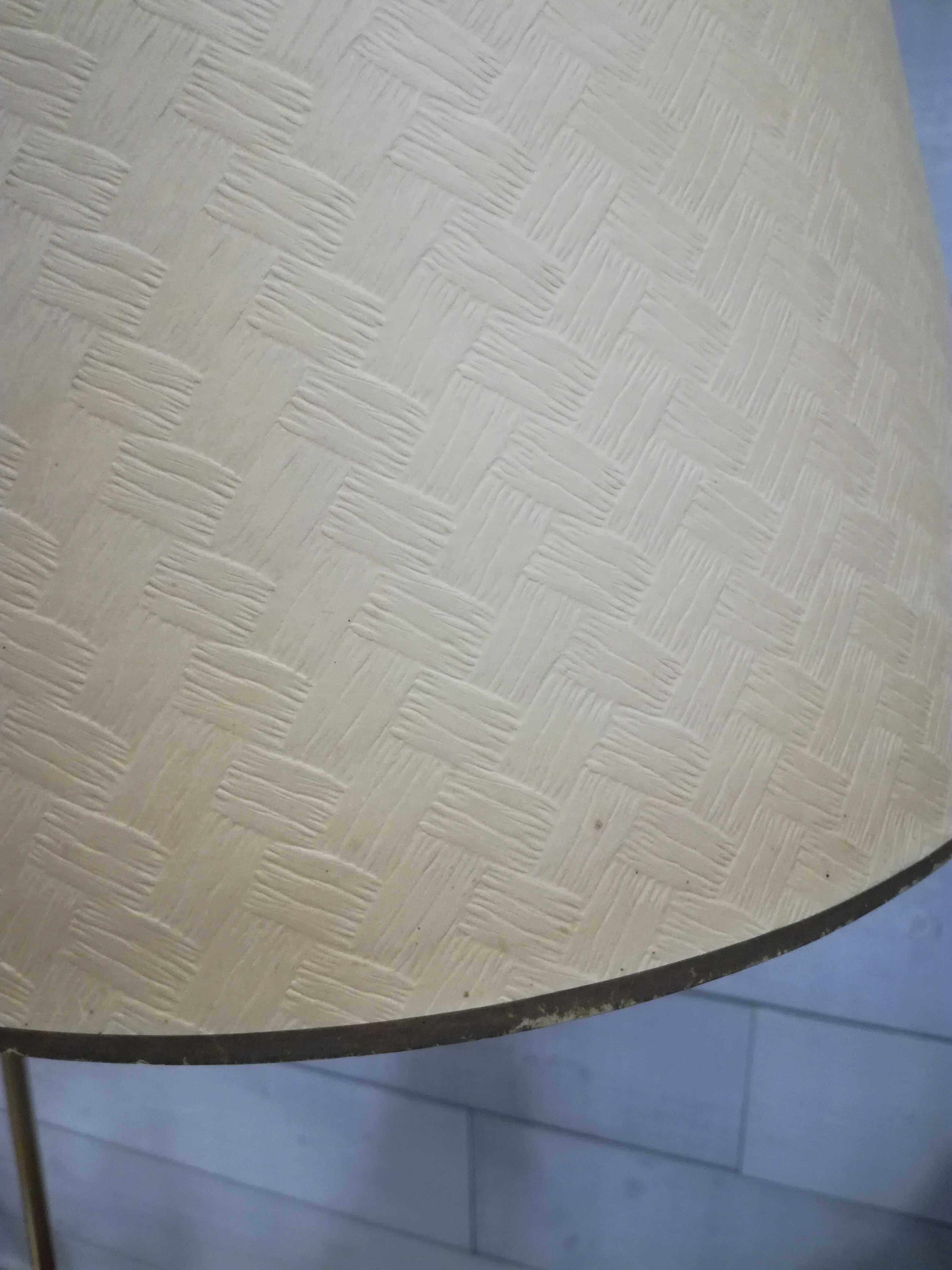 Reader lamppost with tablet