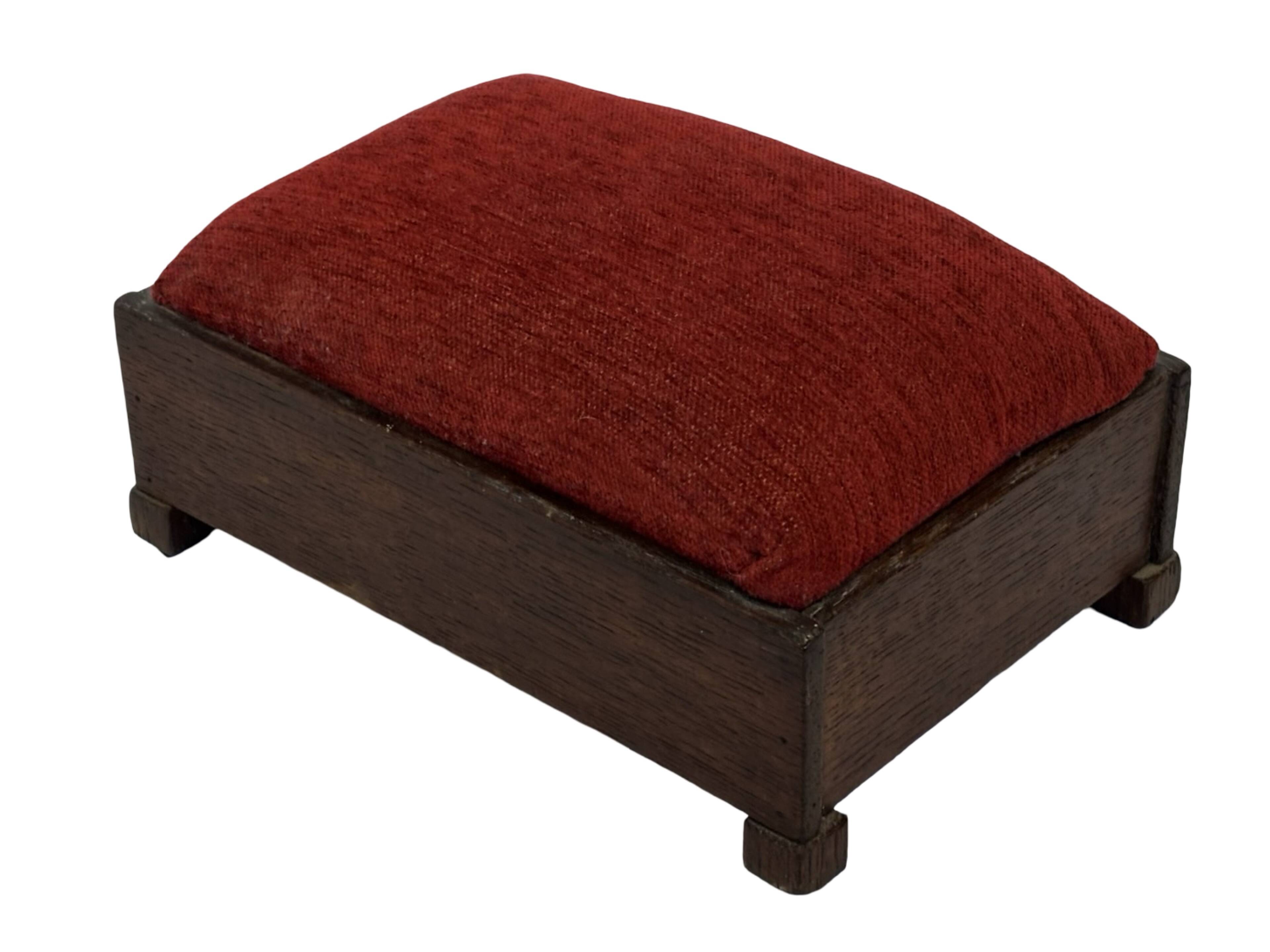 Pouf Art Déco design des années 30, tabouret minimaliste modèle bas.