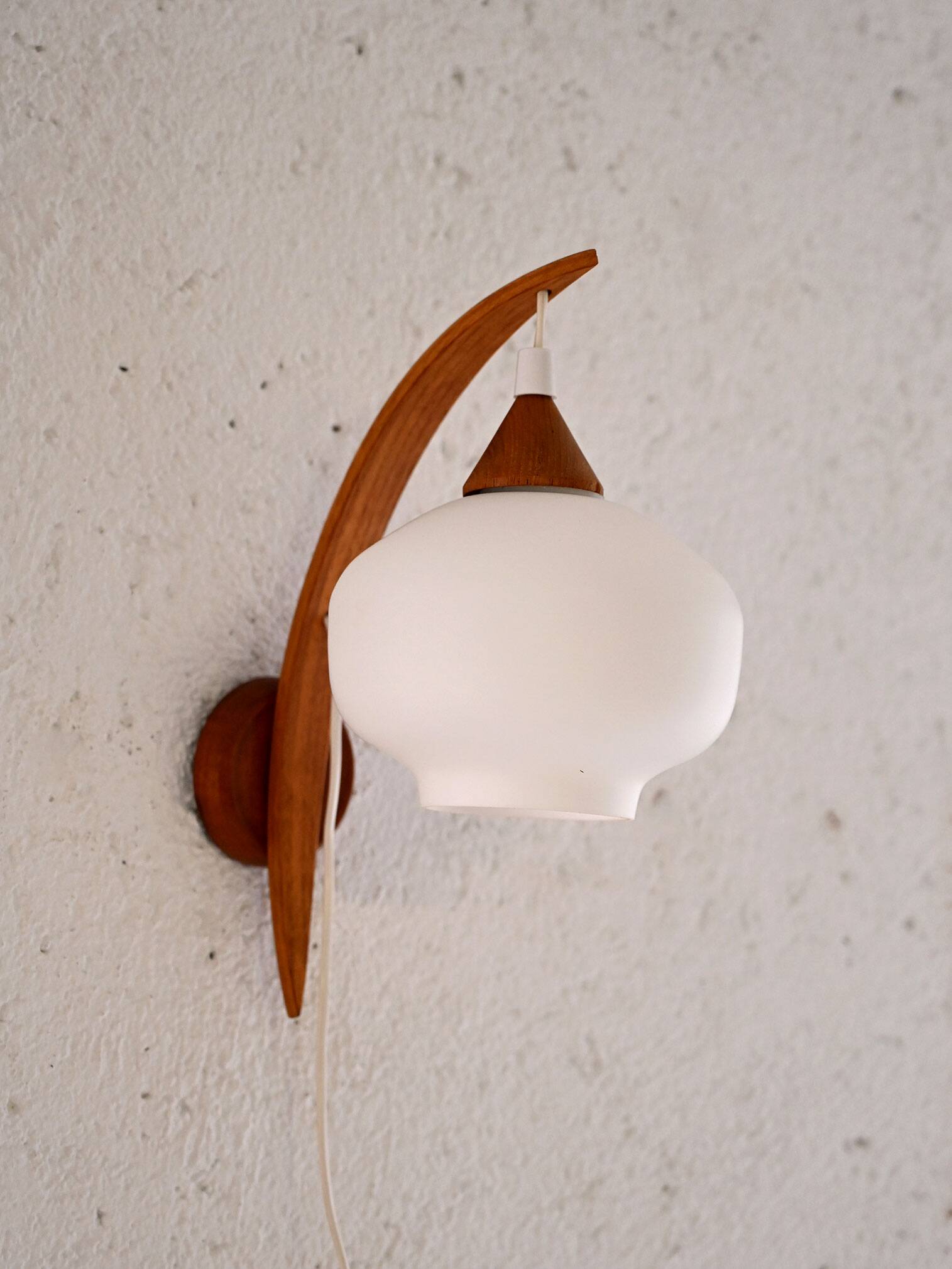 Wall light with opaline