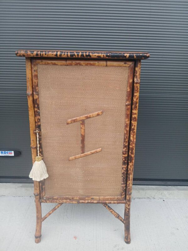 Armoire en bambou brûlé et toile d 'herbe