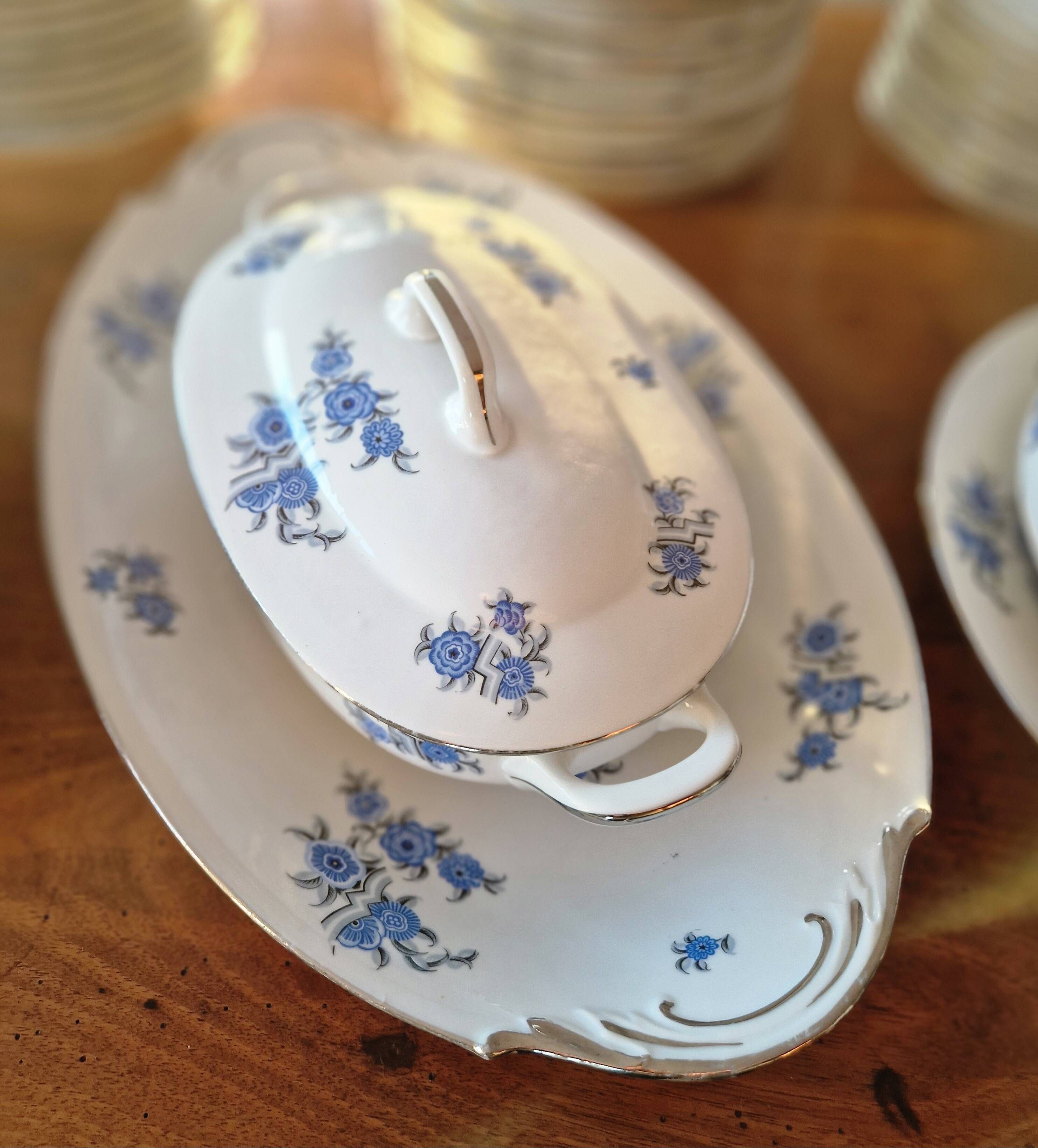 Art Deco porcelain dinner service, Legrand Limoges, 41 pieces.