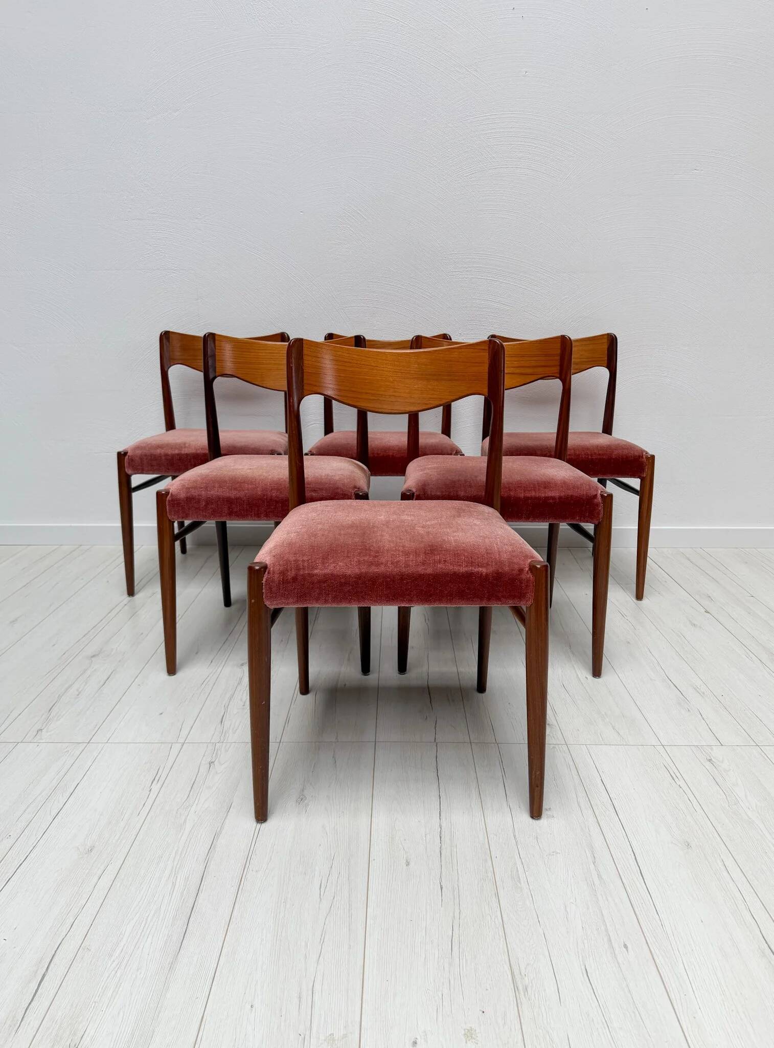 Ensemble de 6 chaises de salle à manger danoise des années 1960 en teck au design mid-century.