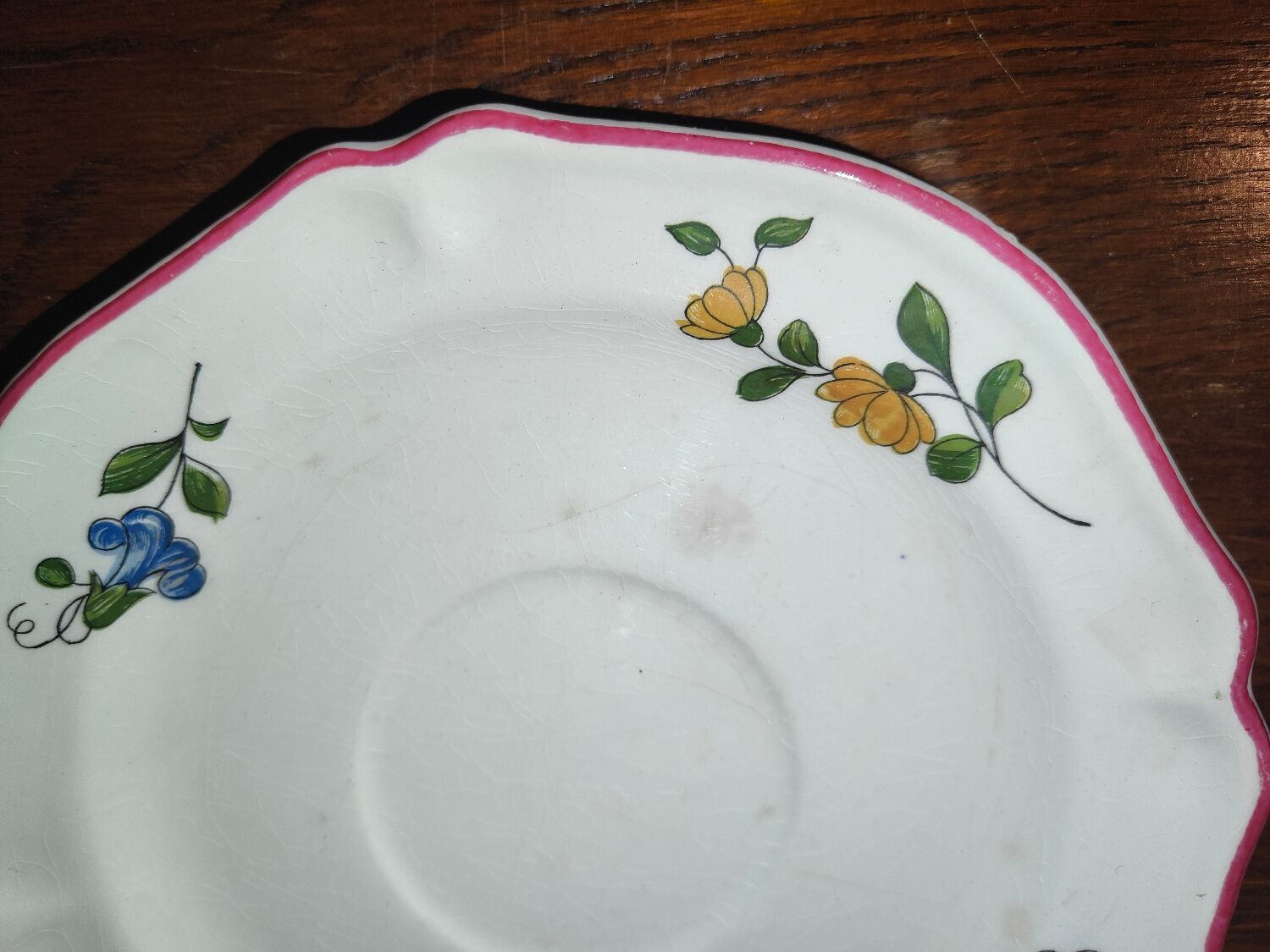 Plate Vieux Saint Amand 1713 with chantournés edges with floral motif