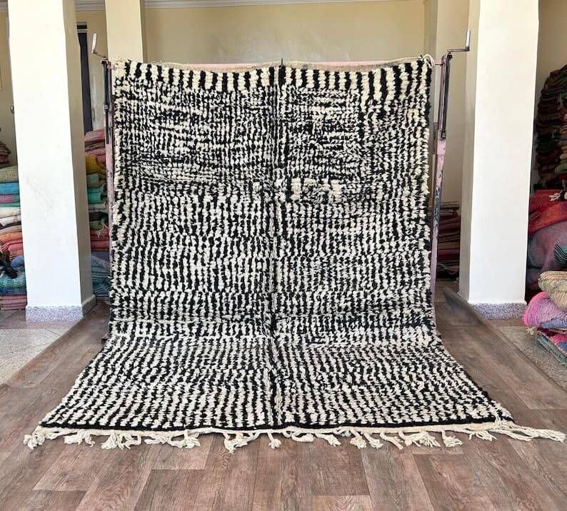 Tapis Beni Ouraine - tapis blanc et noir - sur commande 170/270 cm