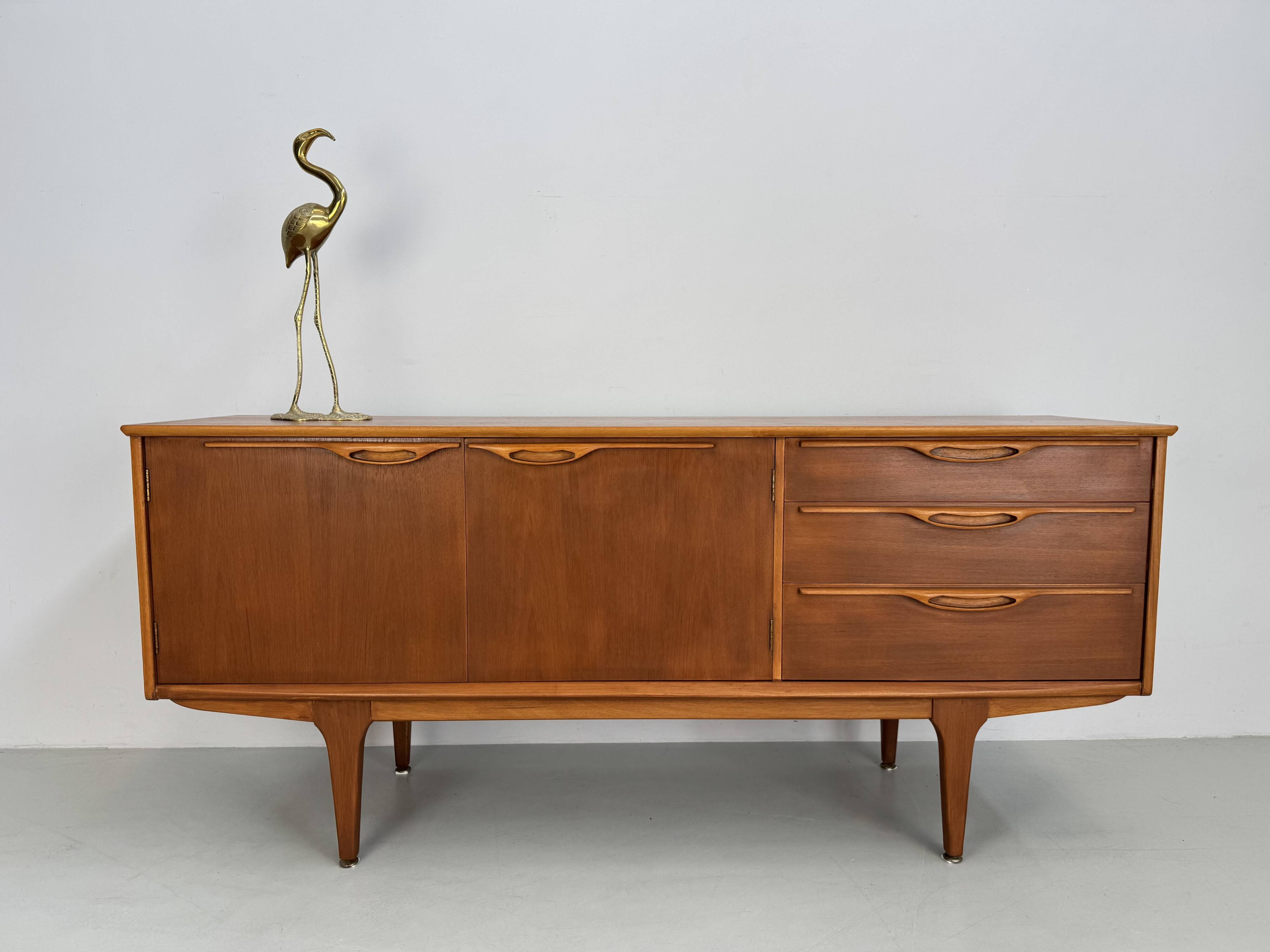 Buffet en teck vintage par Jentique des années 1960.
