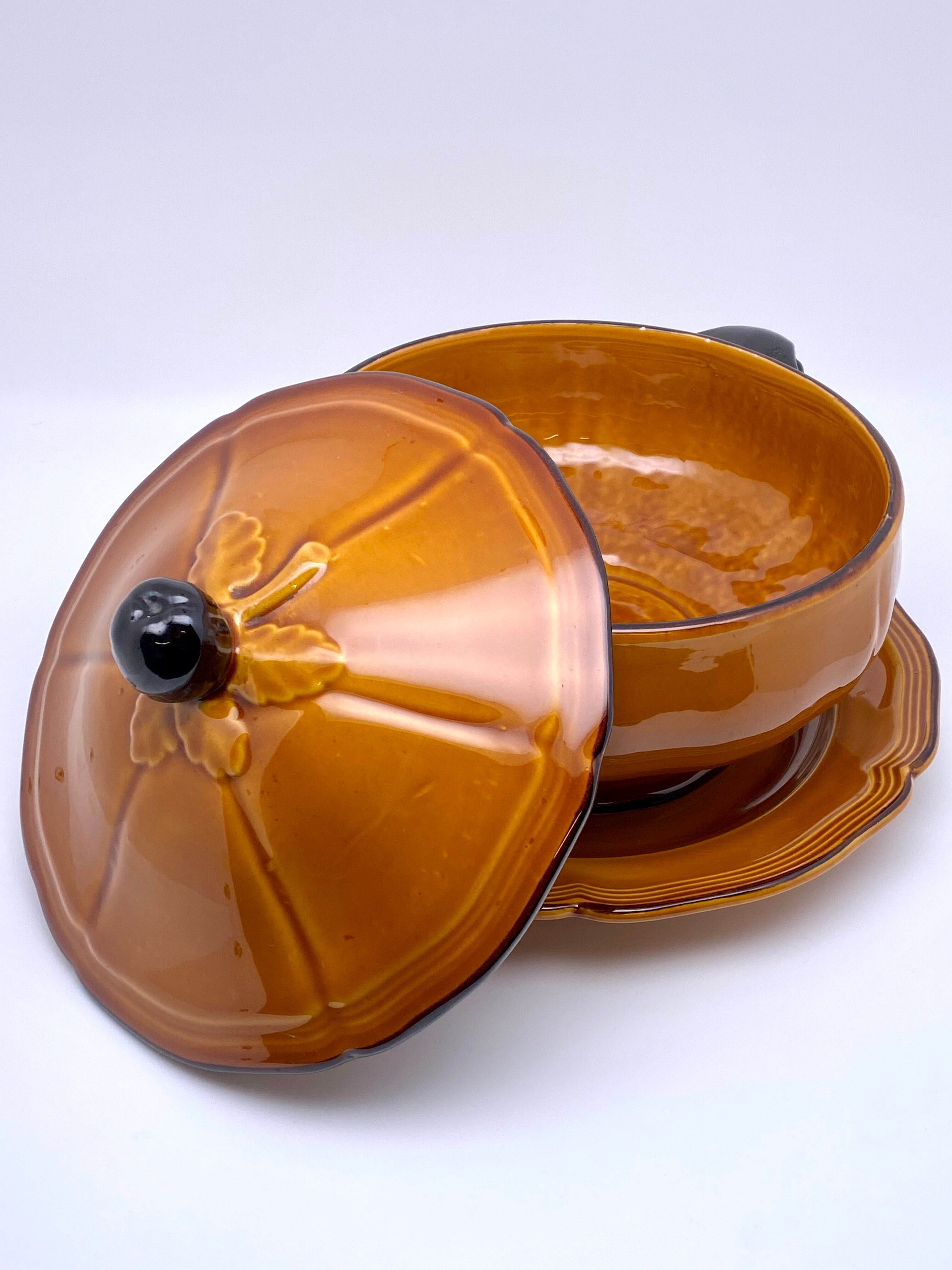 Soup tureen and its dish