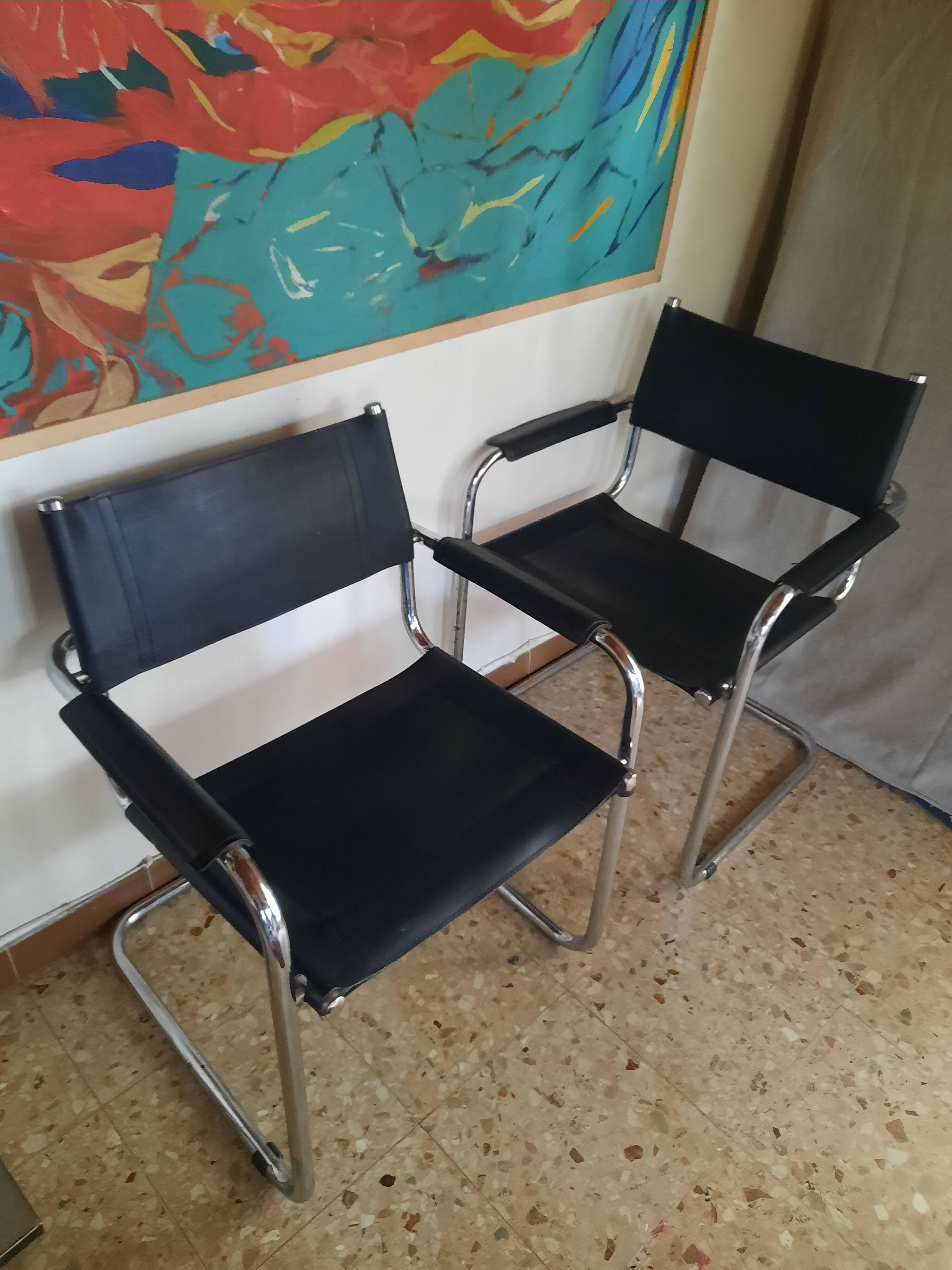 Paire de fauteuils cuir et chrome numérotés années 70