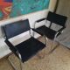 Paire de fauteuils cuir et chrome numérotés années 70