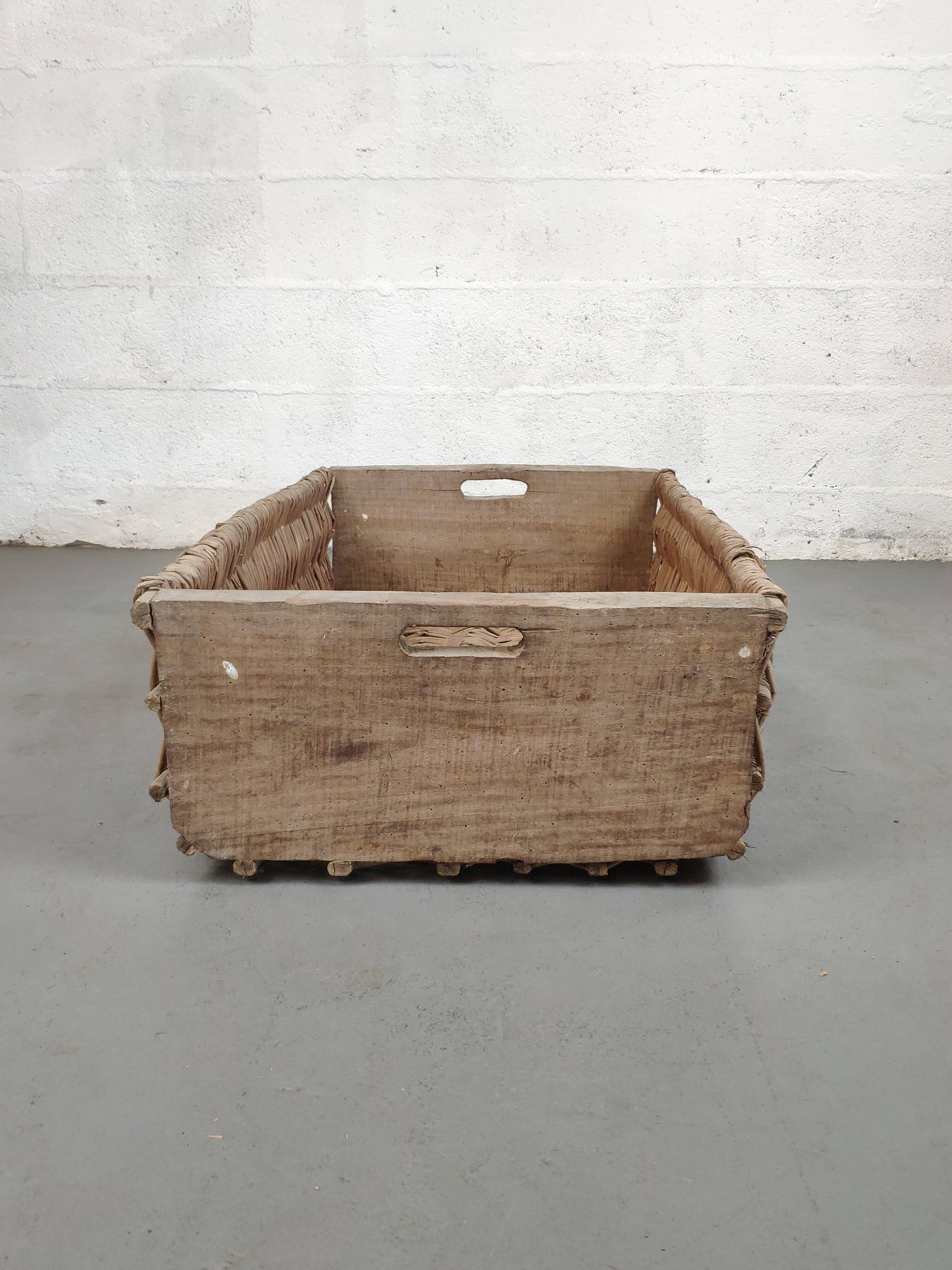Lot de 2 anciens grands paniers à bûches bois et osier