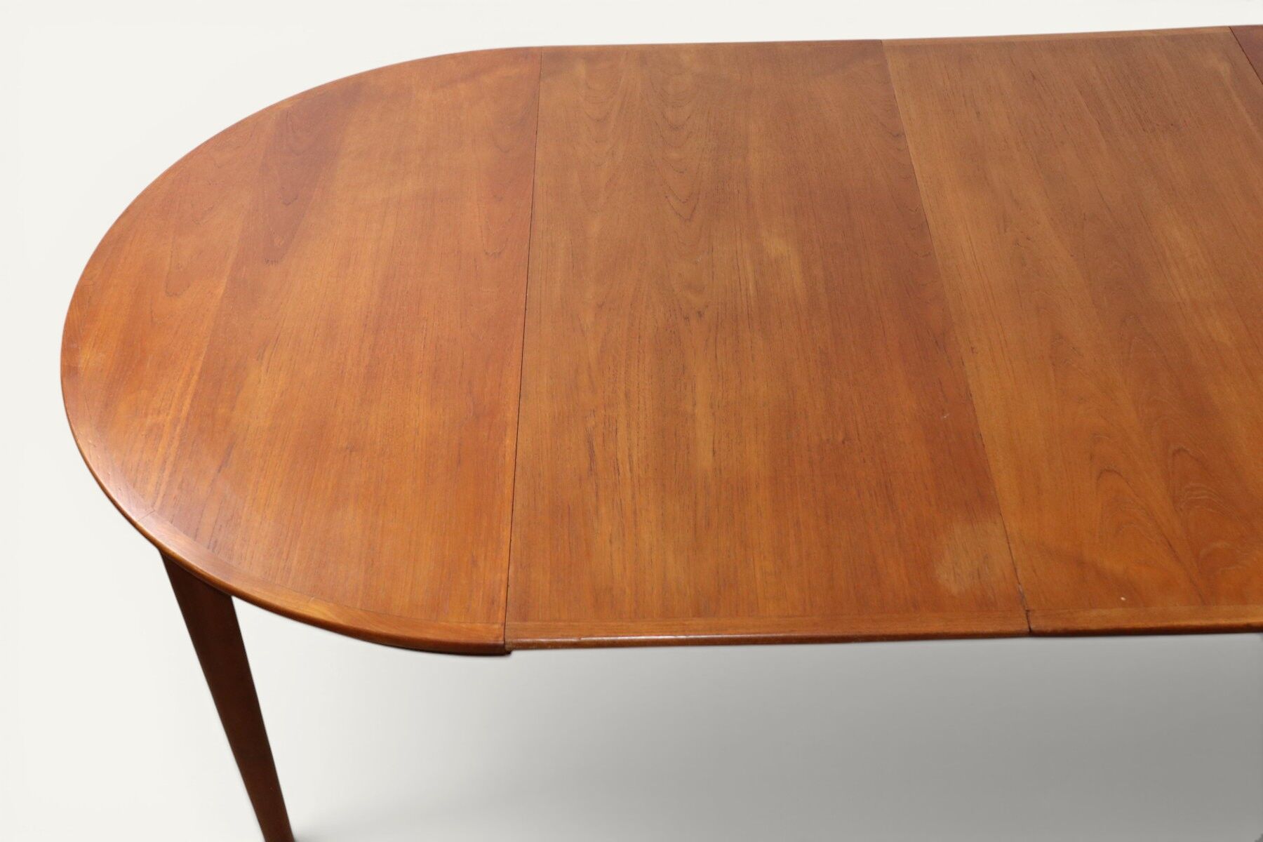 Table ronde de repas extensible danoise en teck – Années 1960