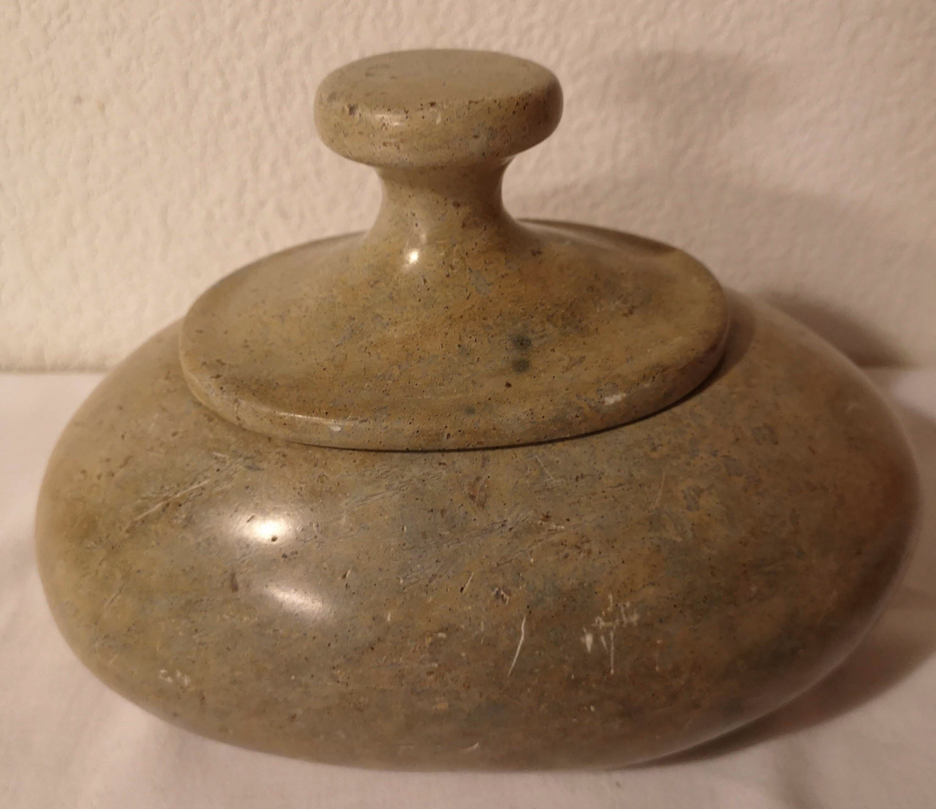 Pot artisanal en pierre polie de Mbigou du Gabon