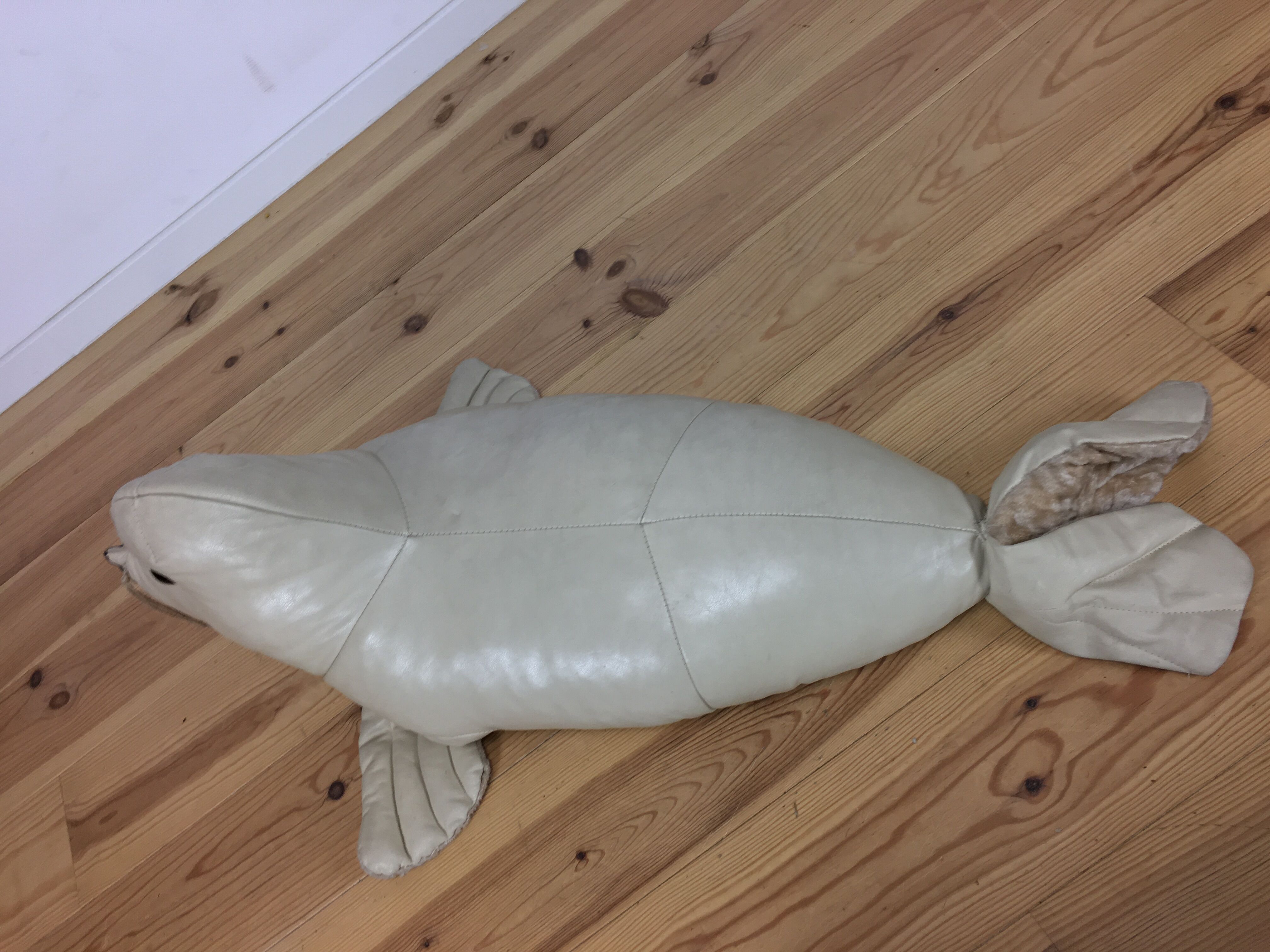 Omersa seal, white leather foot rest