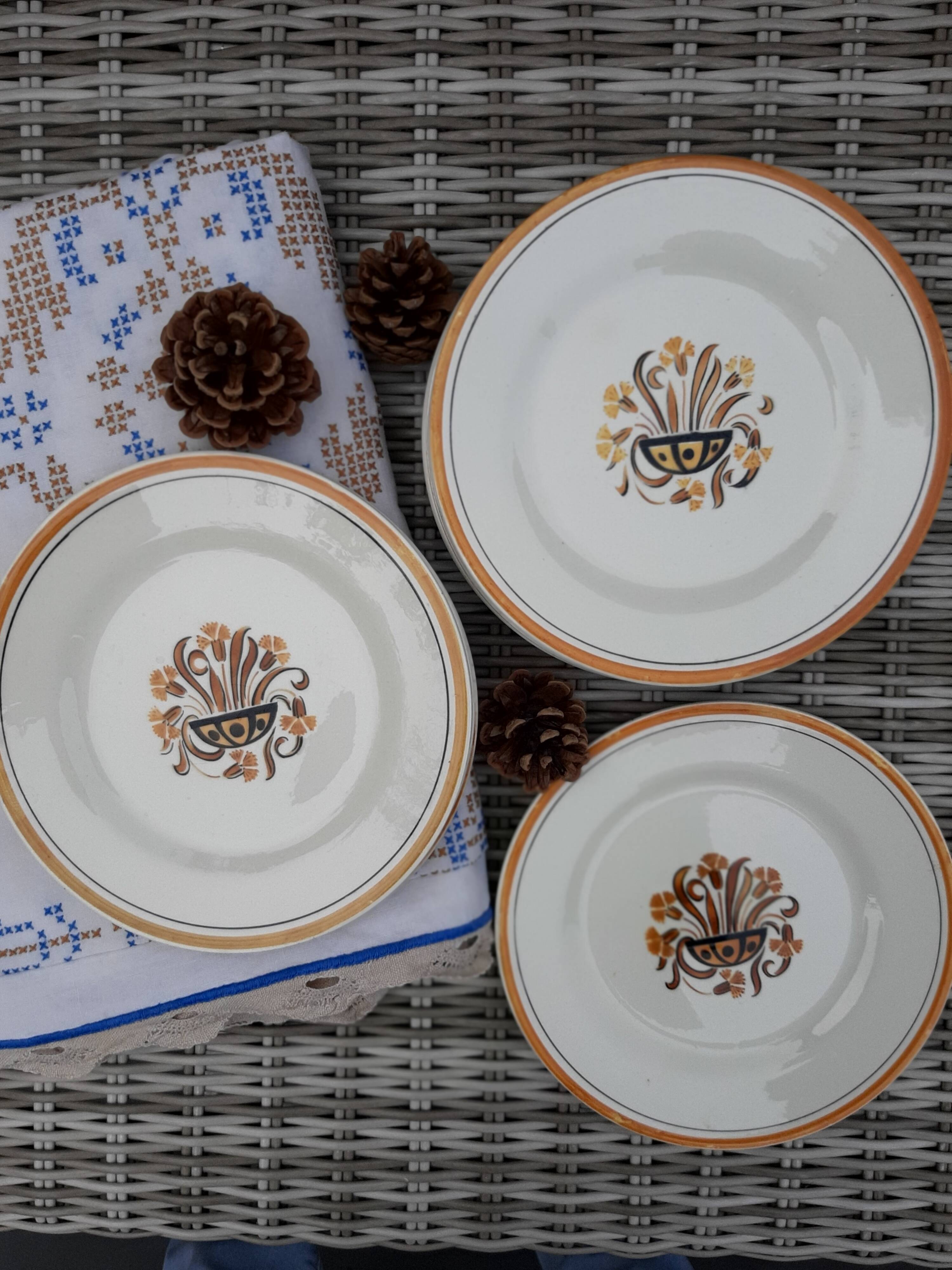 Assiettes à dessert Œillet Creil et Montereau