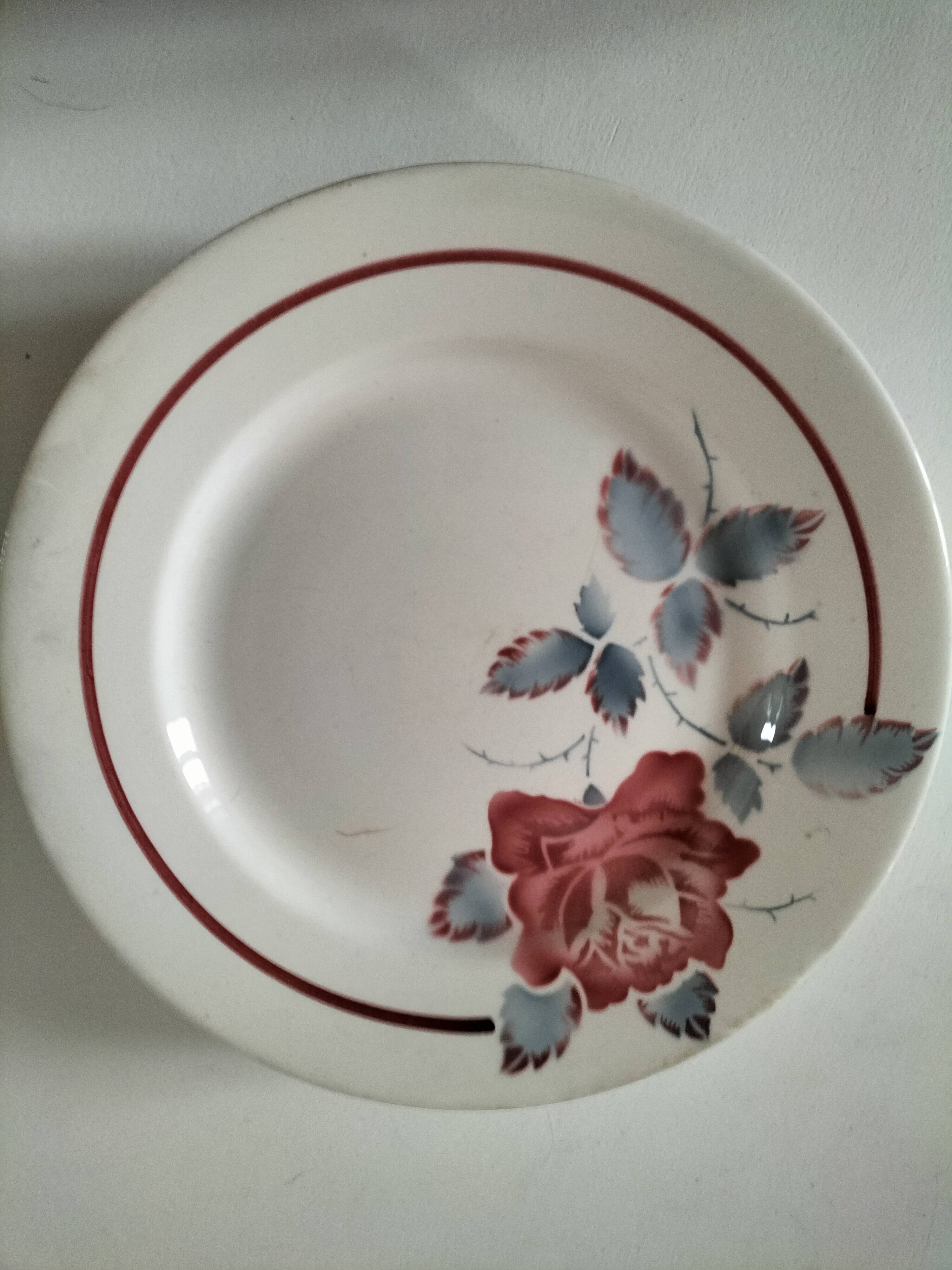 6 Digoin Sarreguemines Sobral plates in raspberry and grey-blue.
