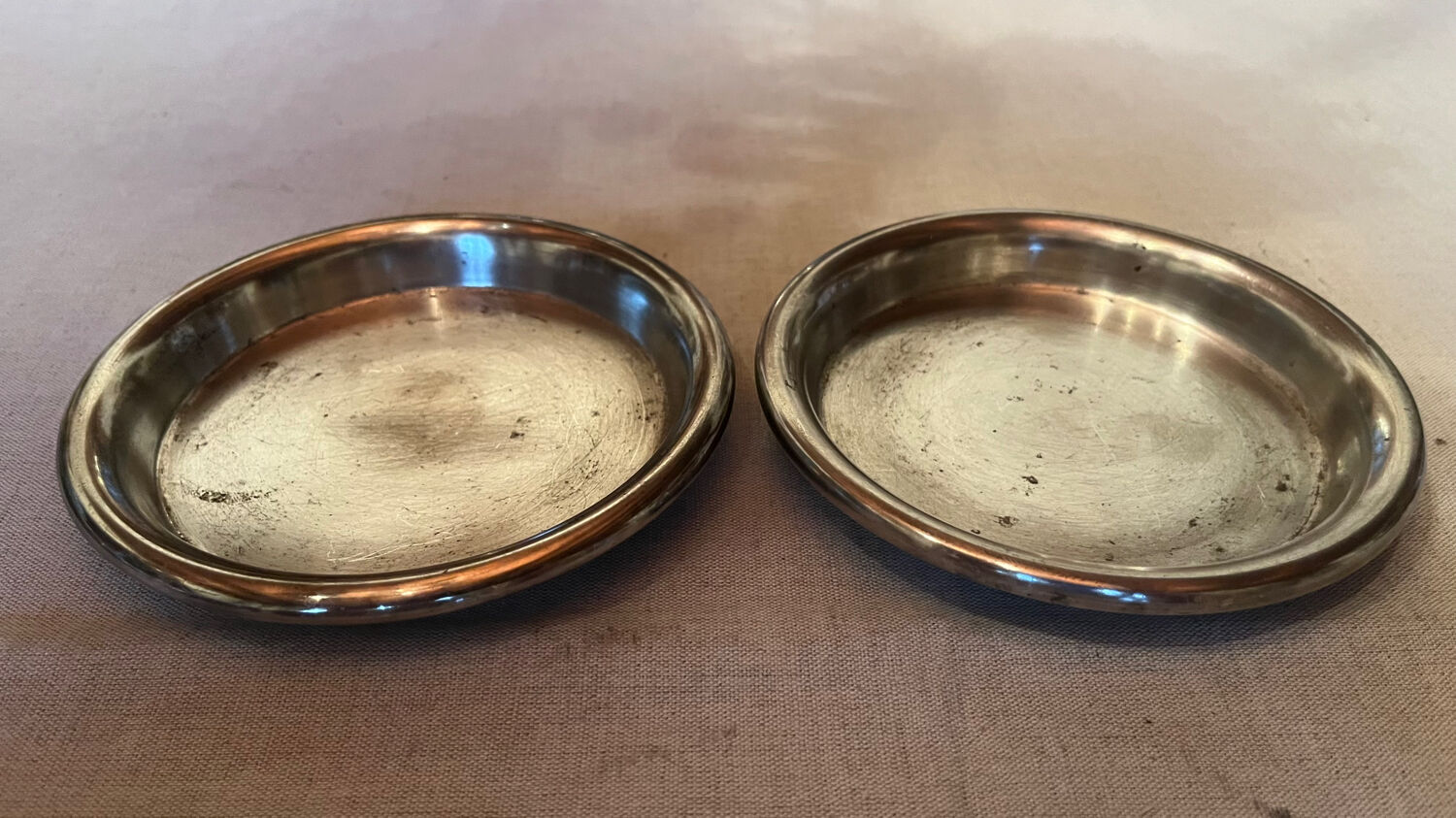 Paire de dessous de bouteilles vintage