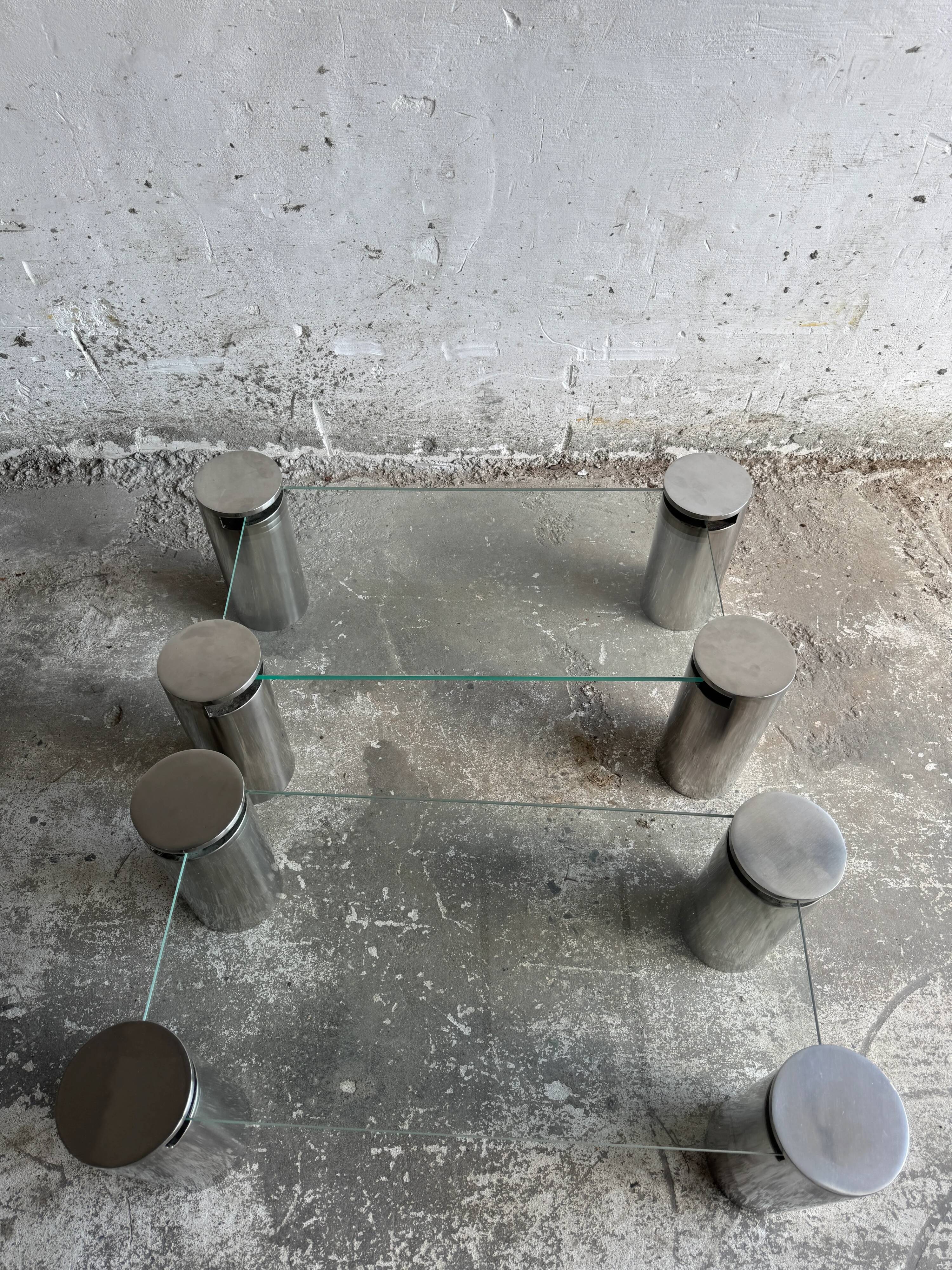 Paire de tables basses modernistes en verre transparent et acier inoxydable brossé, avec pieds cylindriques