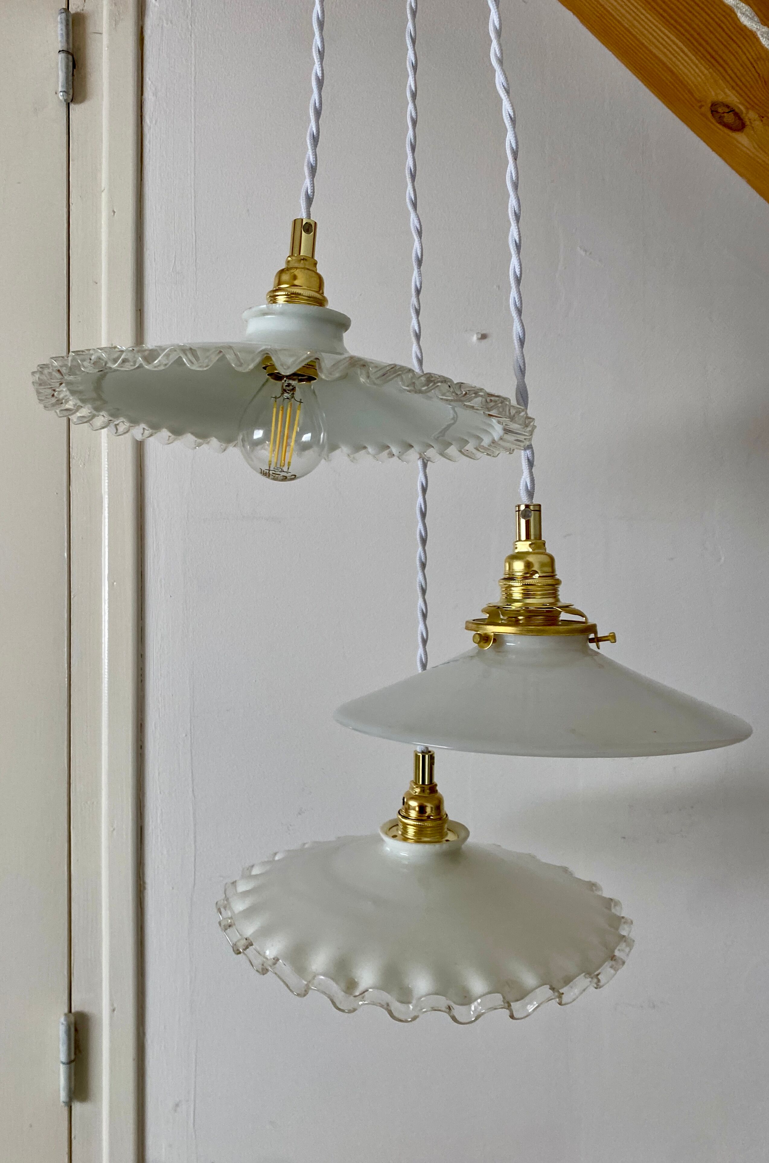 Three-light cascading pendant lamp with vintage white opaline lampshade