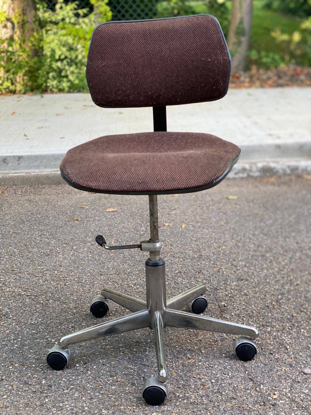 Chaise de bureau scandinave vintage pivotante 1980 daim marron