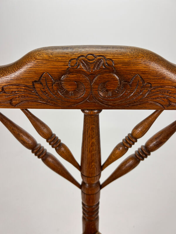Chaise triangulaire en chêne massif et osier années 1950