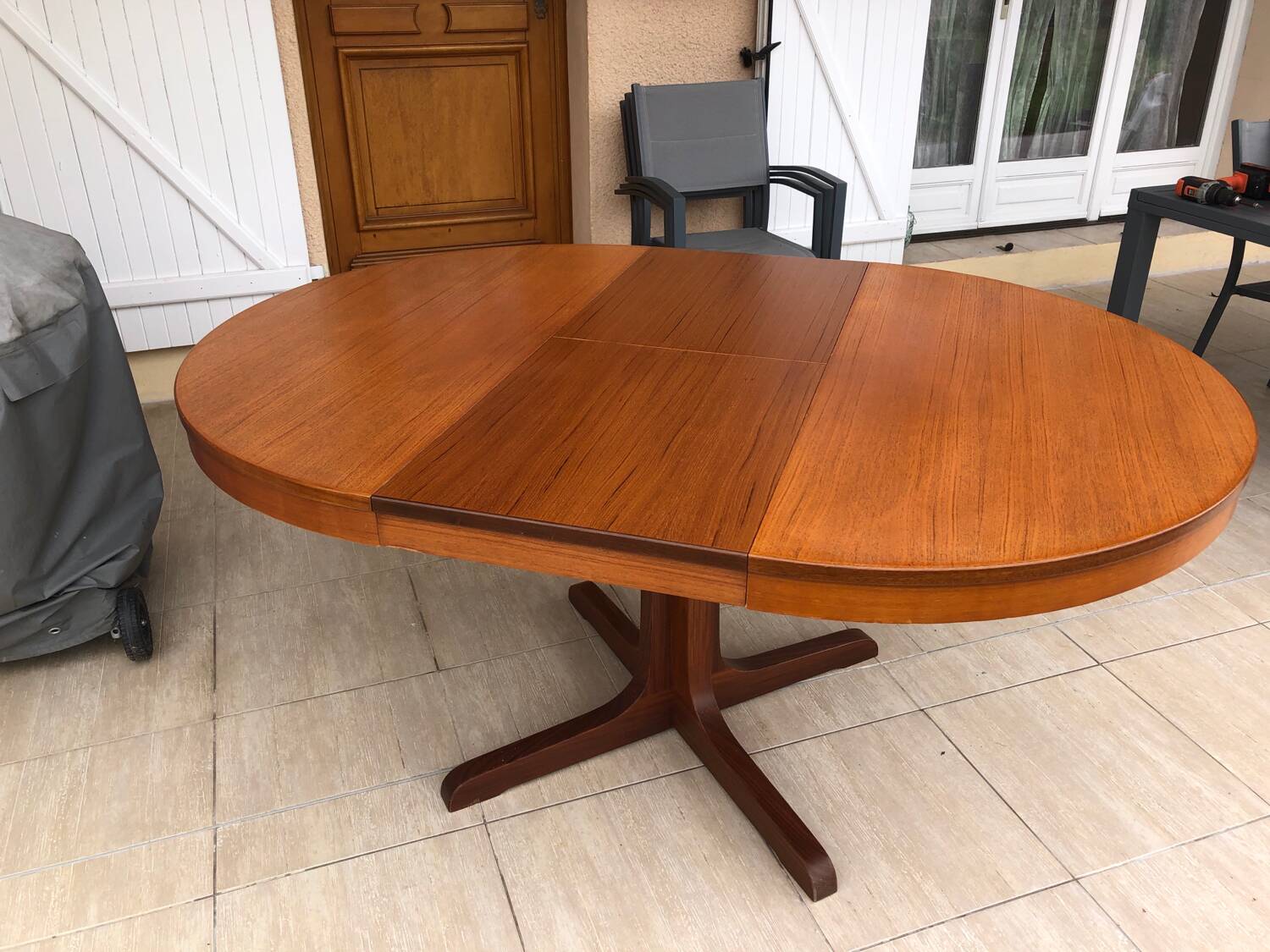 Baumann extendable round table