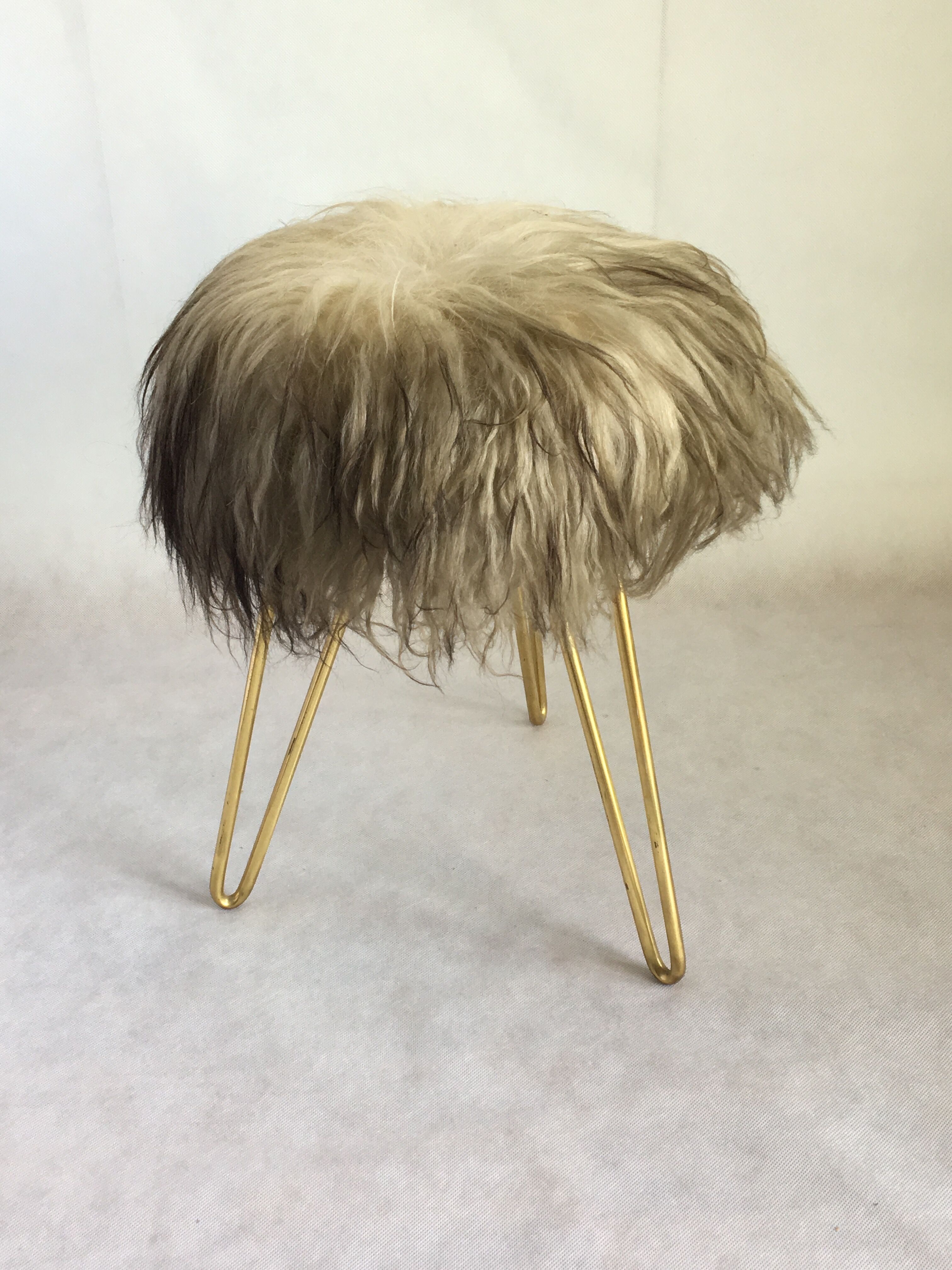 Tabouret vintage laine d’agneau sur les jambes du trépied des années 1950
