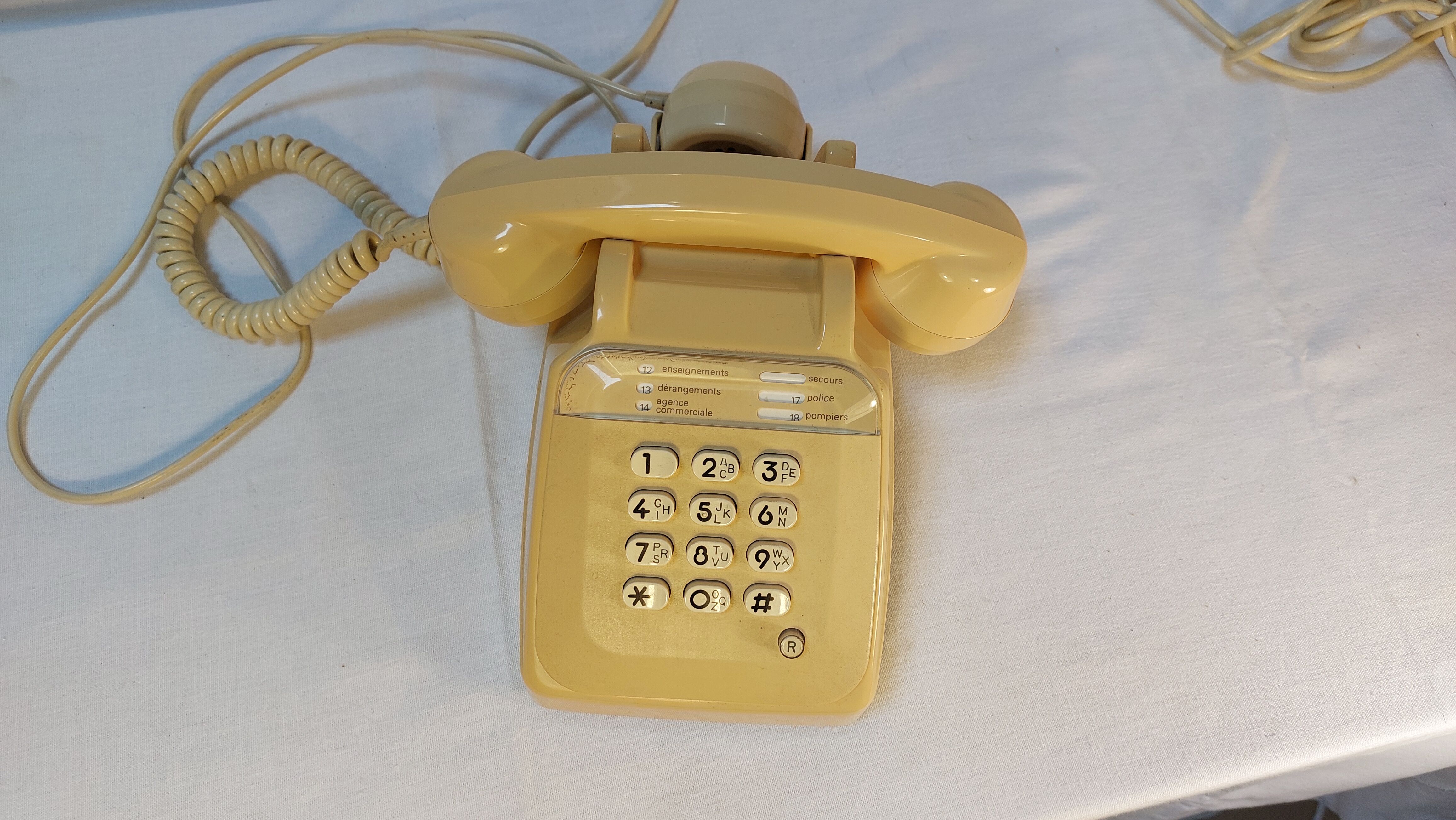 Vintage phone with socotel s63 ivory keys