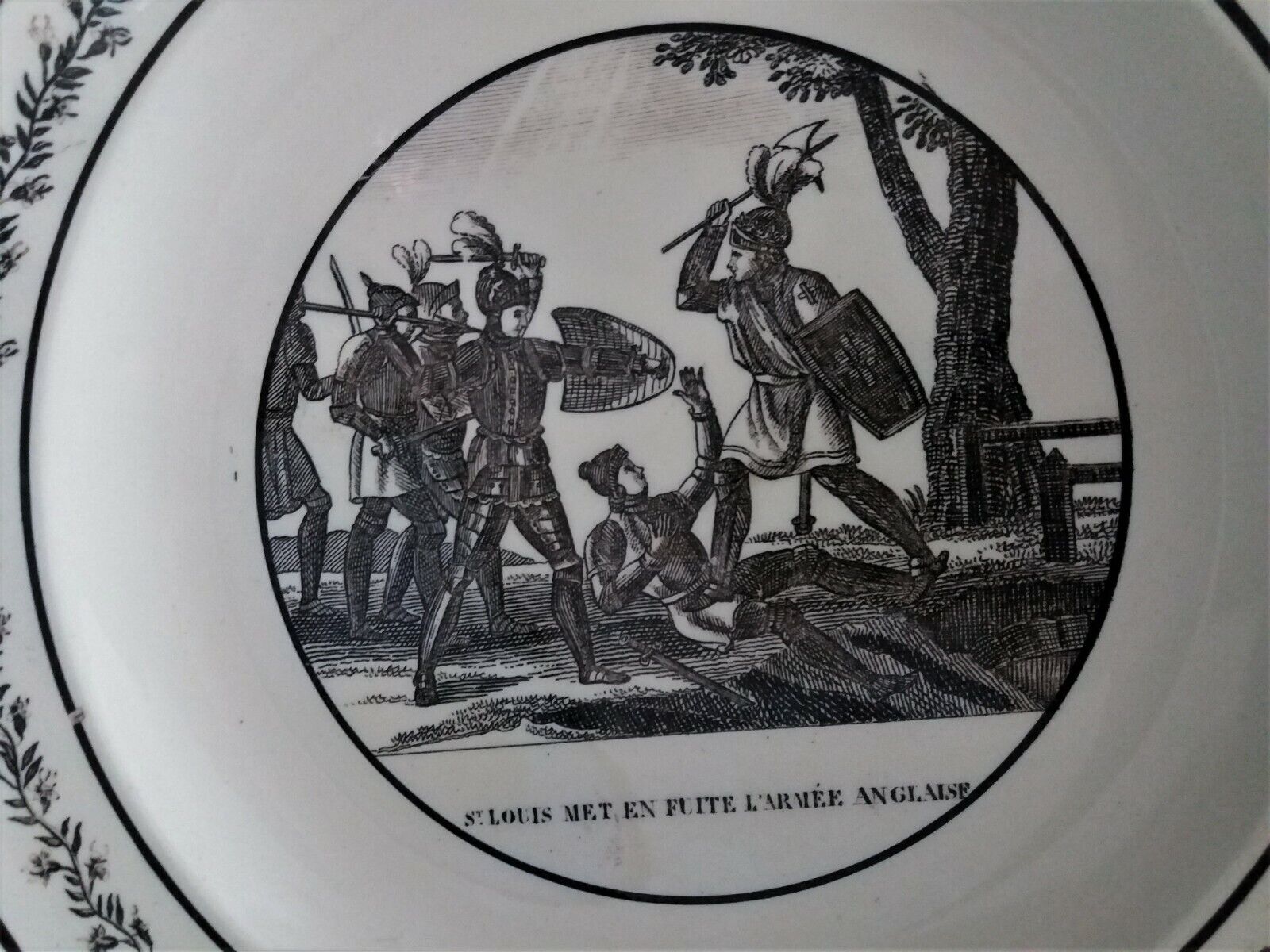 Assiette faïence Montereau 1825 marque en creux Mau
