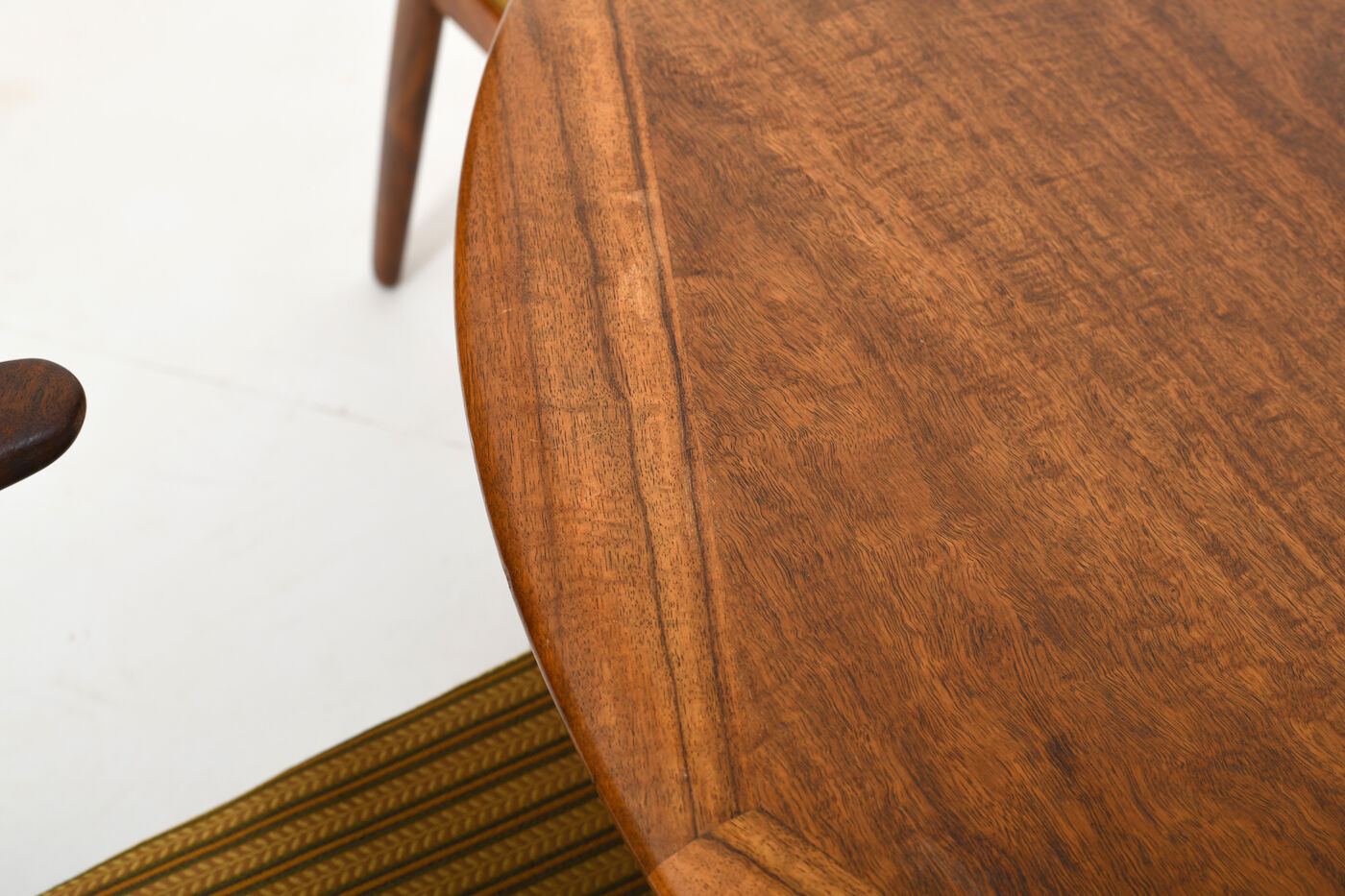 Chaises Cowhorn  et table par Svend Aage Madsen