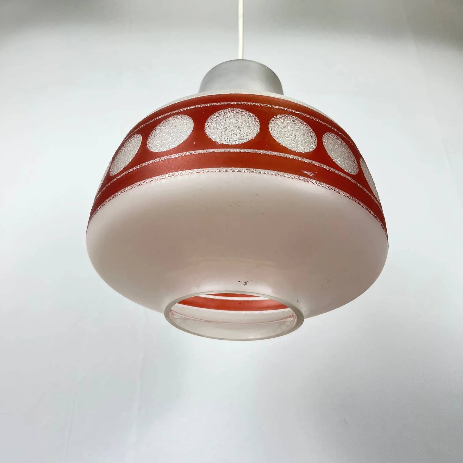 Suspension en verre opalin dépoli et rouge, 1960-70