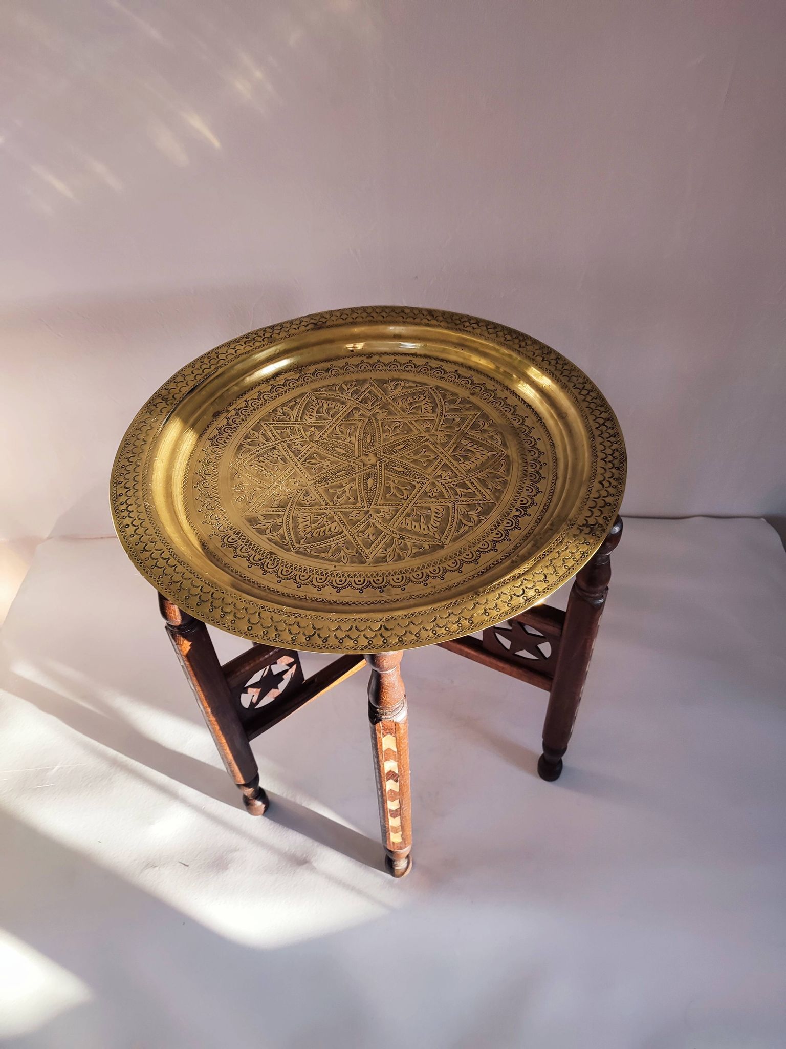 Table basse en bois nacre et plateau en laiton, travail Syrien