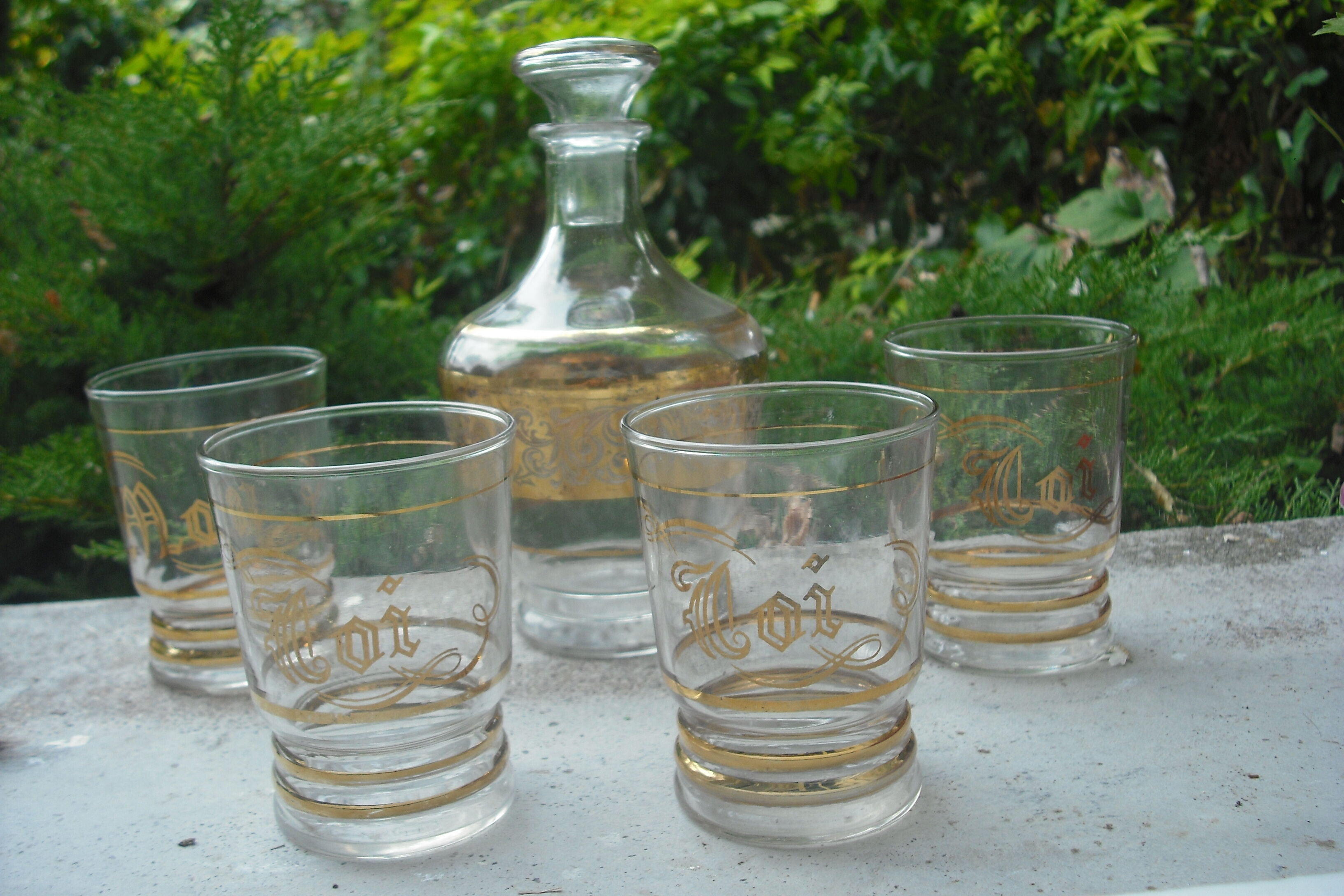 4 glasses engraved gold, one bottle