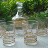 4 verres gravés or, un flacon