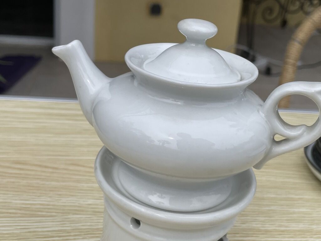 Théière en porcelaine blanche