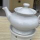 Théière en porcelaine blanche