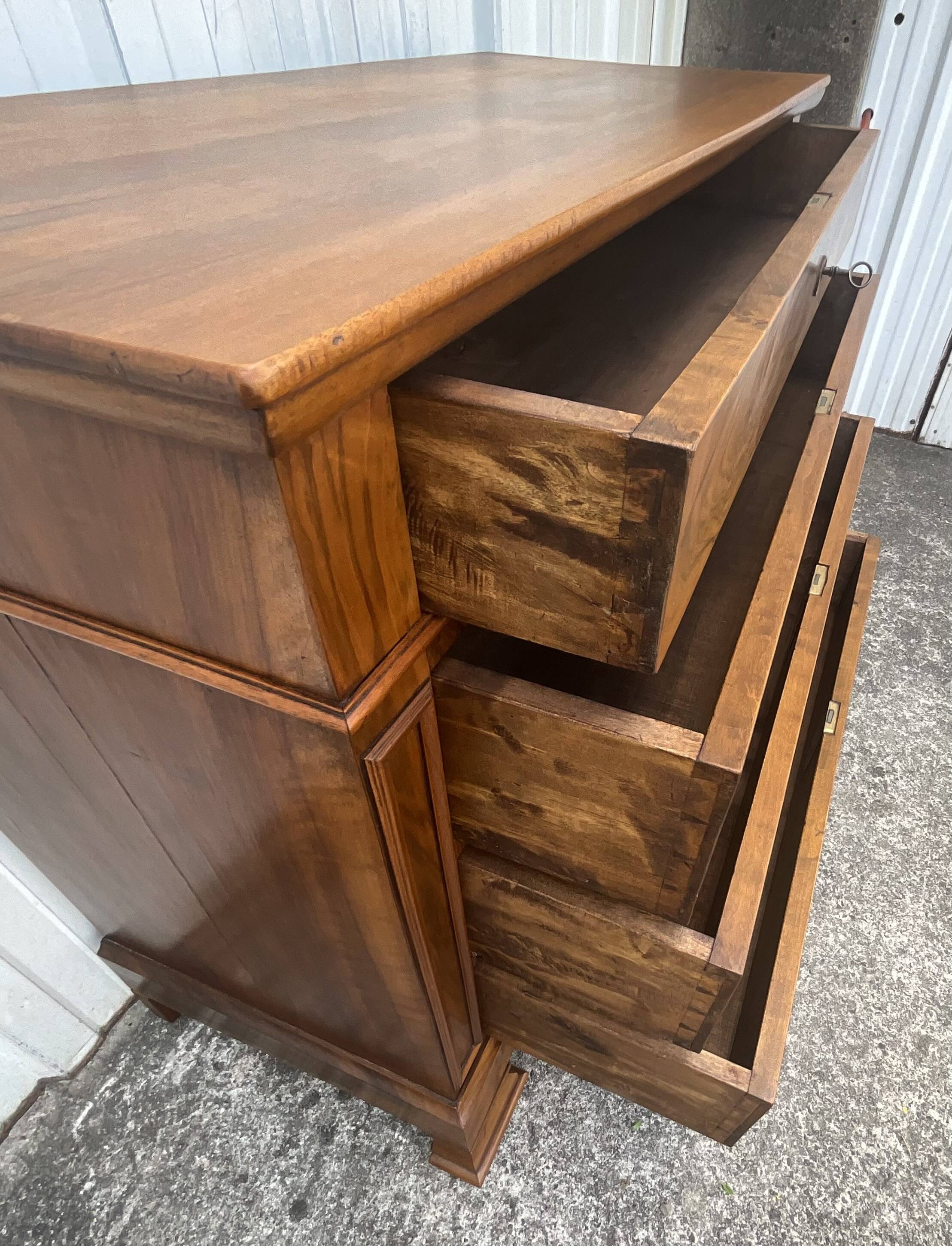 Louis-Philippe chest of drawers in burr walnut – Late 19th century