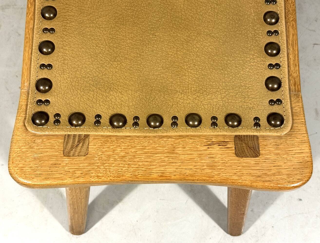 Tabouret en chêne blond spécial, petit banc des années 1960.